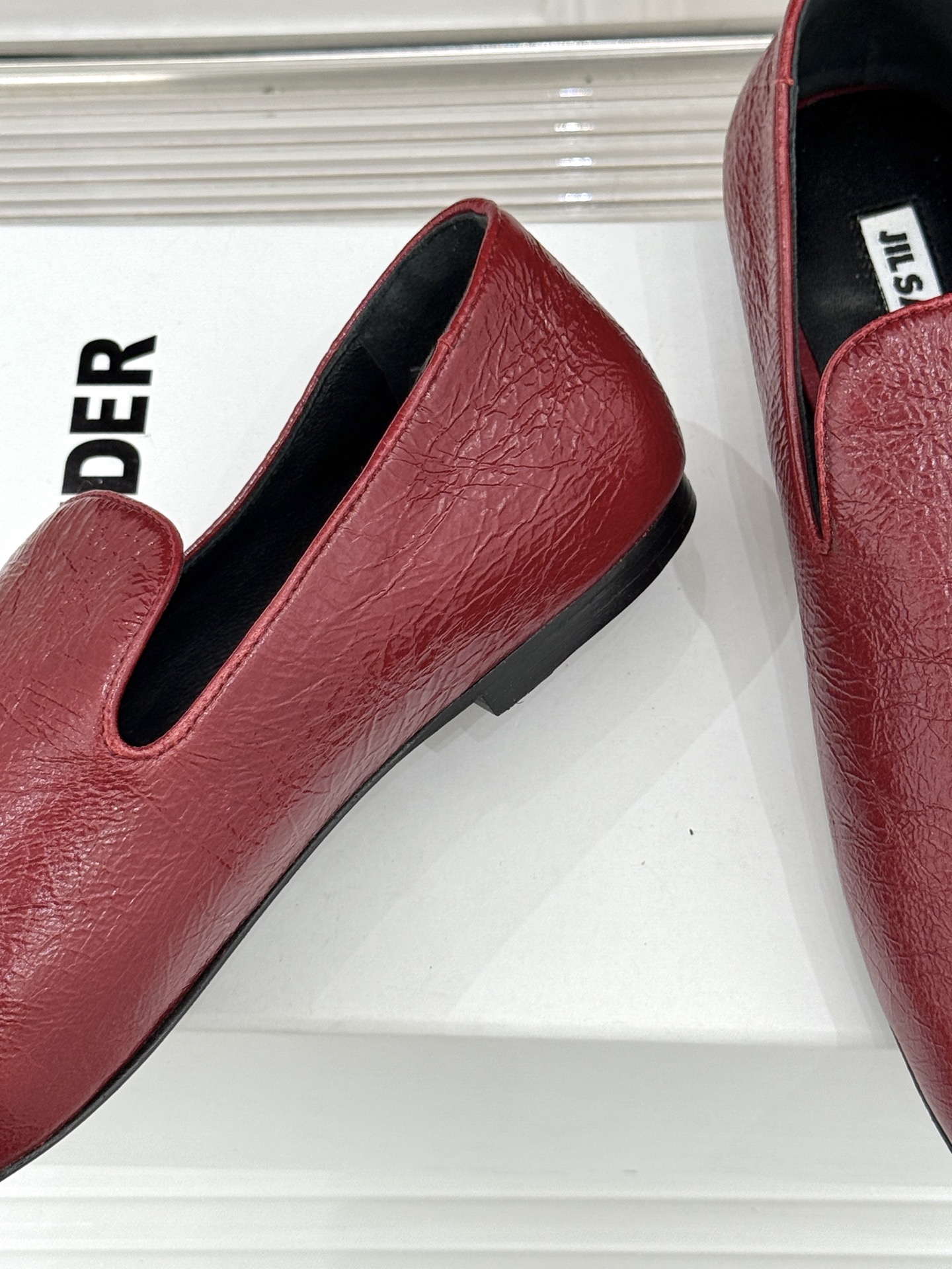 Jil Sander/吉尔桑达26WF新品极简链条复古乐福鞋以极简美学重构复古格调。甄选细腻小牛皮 质感