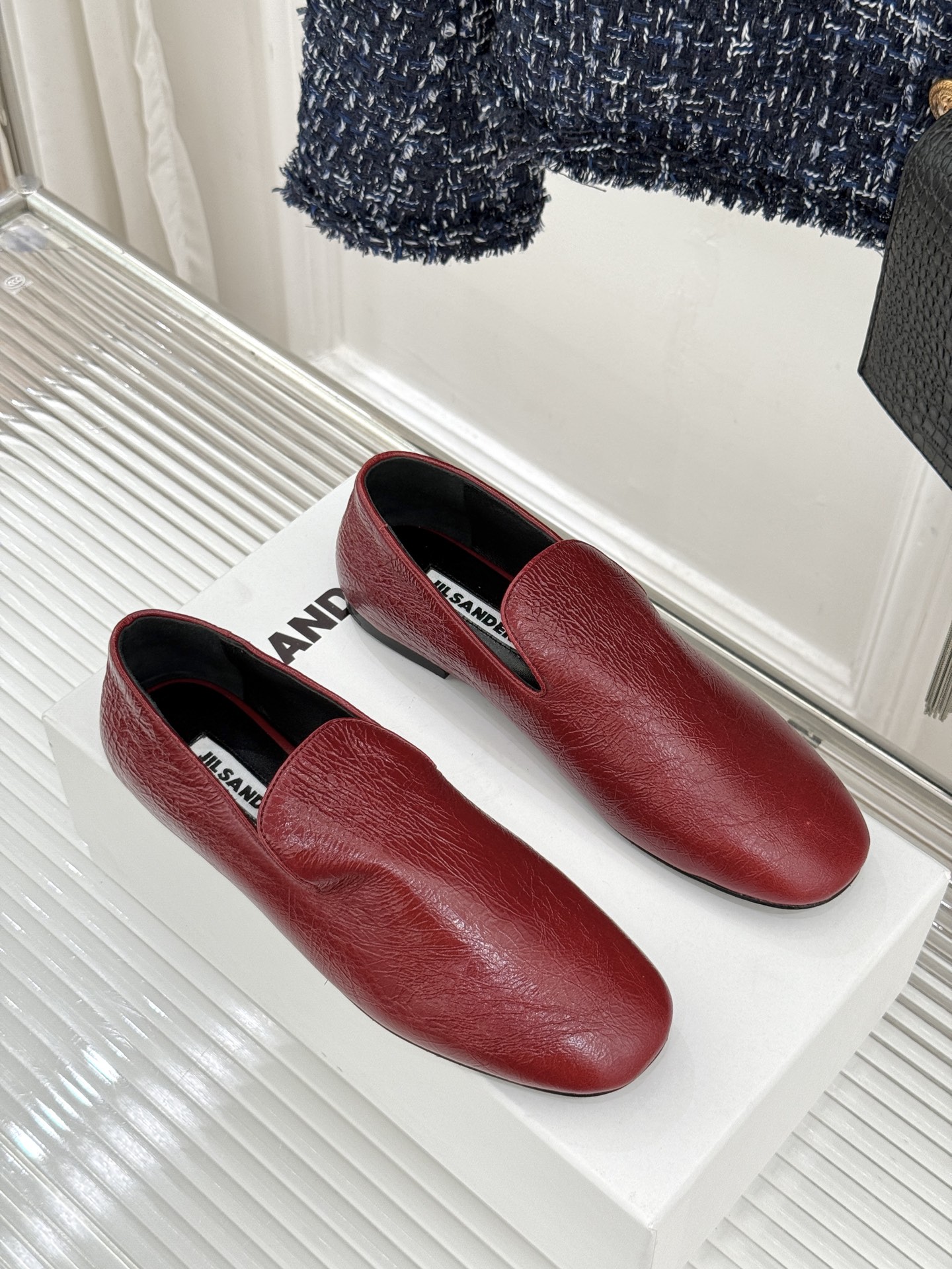 Jil Sander/吉尔桑达26WF新品极简链条复古乐福鞋以极简美学重构复古格调。甄选细腻小牛皮 质感