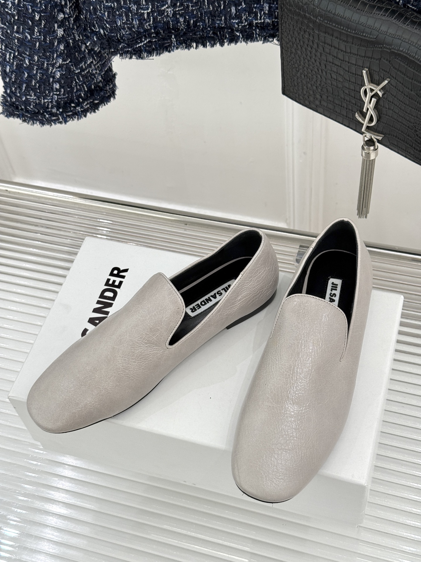 Jil Sander/吉尔桑达26WF新品极简链条复古乐福鞋以极简美学重构复古格调。甄选细腻小牛皮 质感