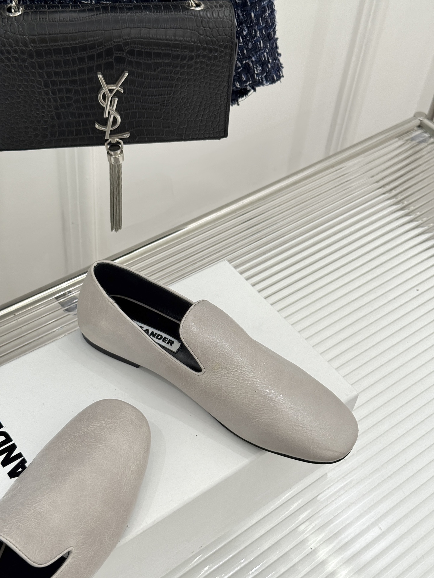 Jil Sander/吉尔桑达26WF新品极简链条复古乐福鞋以极简美学重构复古格调。甄选细腻小牛皮 质感