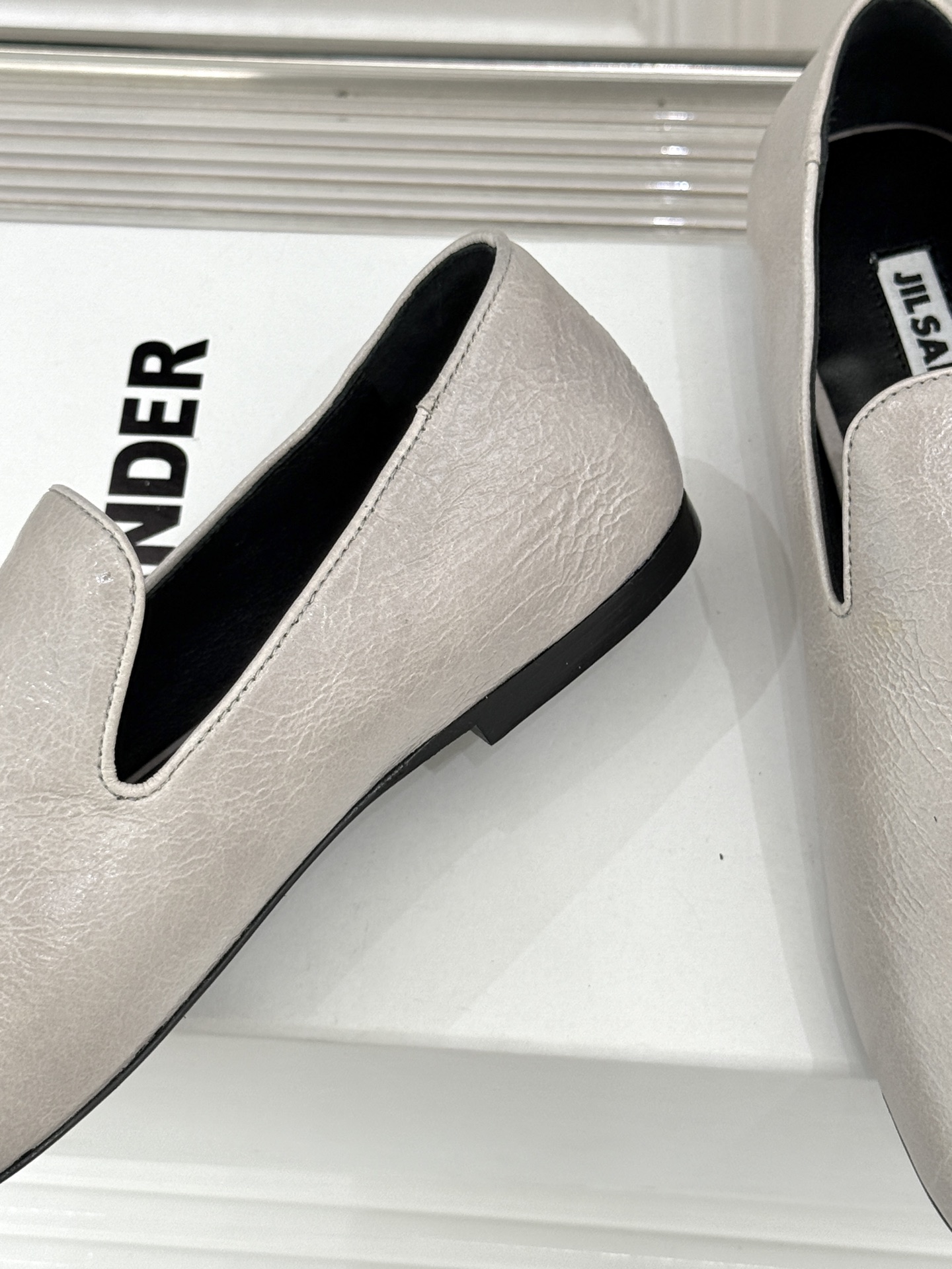 Jil Sander/吉尔桑达26WF新品极简链条复古乐福鞋以极简美学重构复古格调。甄选细腻小牛皮 质感