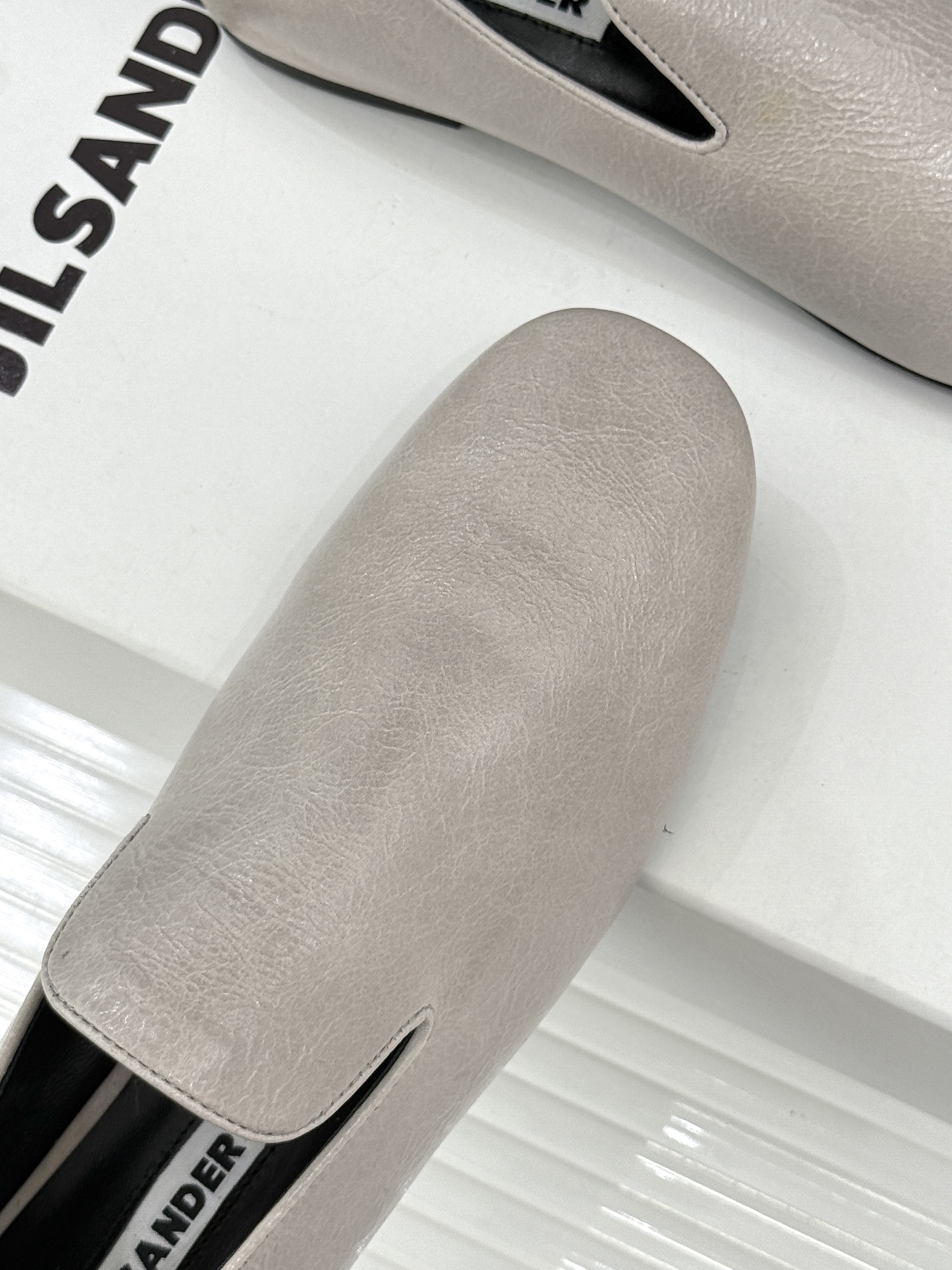 Jil Sander/吉尔桑达26WF新品极简链条复古乐福鞋以极简美学重构复古格调。甄选细腻小牛皮 质感