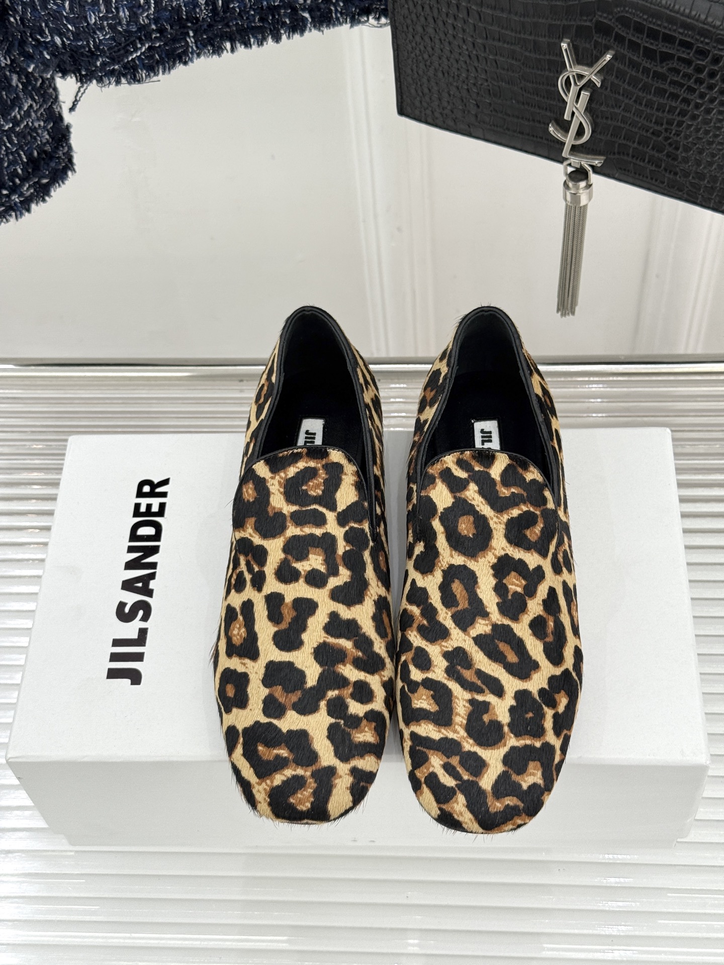 Jil Sander/吉尔桑达26WF新品极简链条复古乐福鞋以极简美学重构复古格调。甄选细腻小牛皮 质感