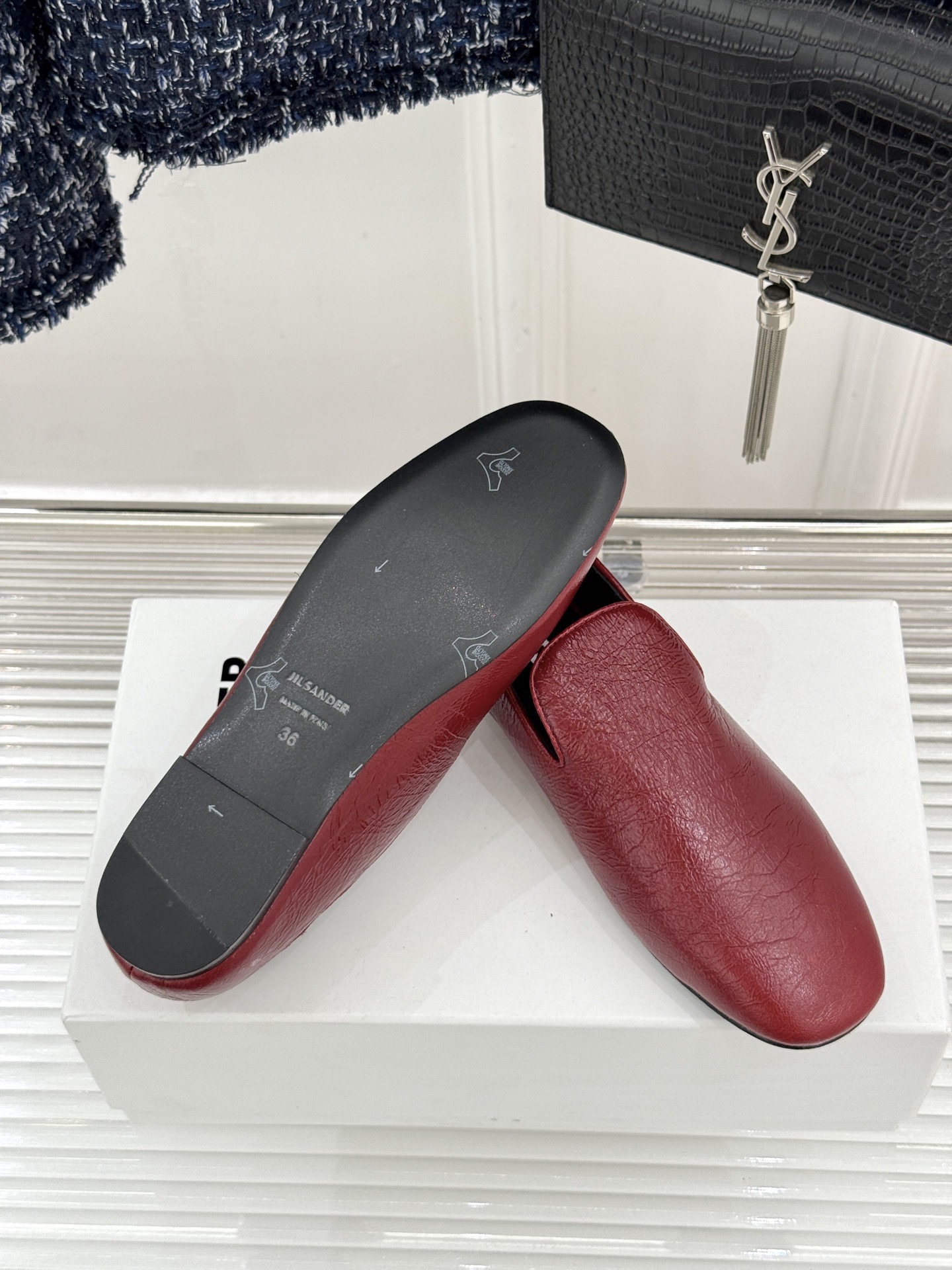 Jil Sander/吉尔桑达26WF新品极简链条复古乐福鞋以极简美学重构复古格调。甄选细腻小牛皮 质感