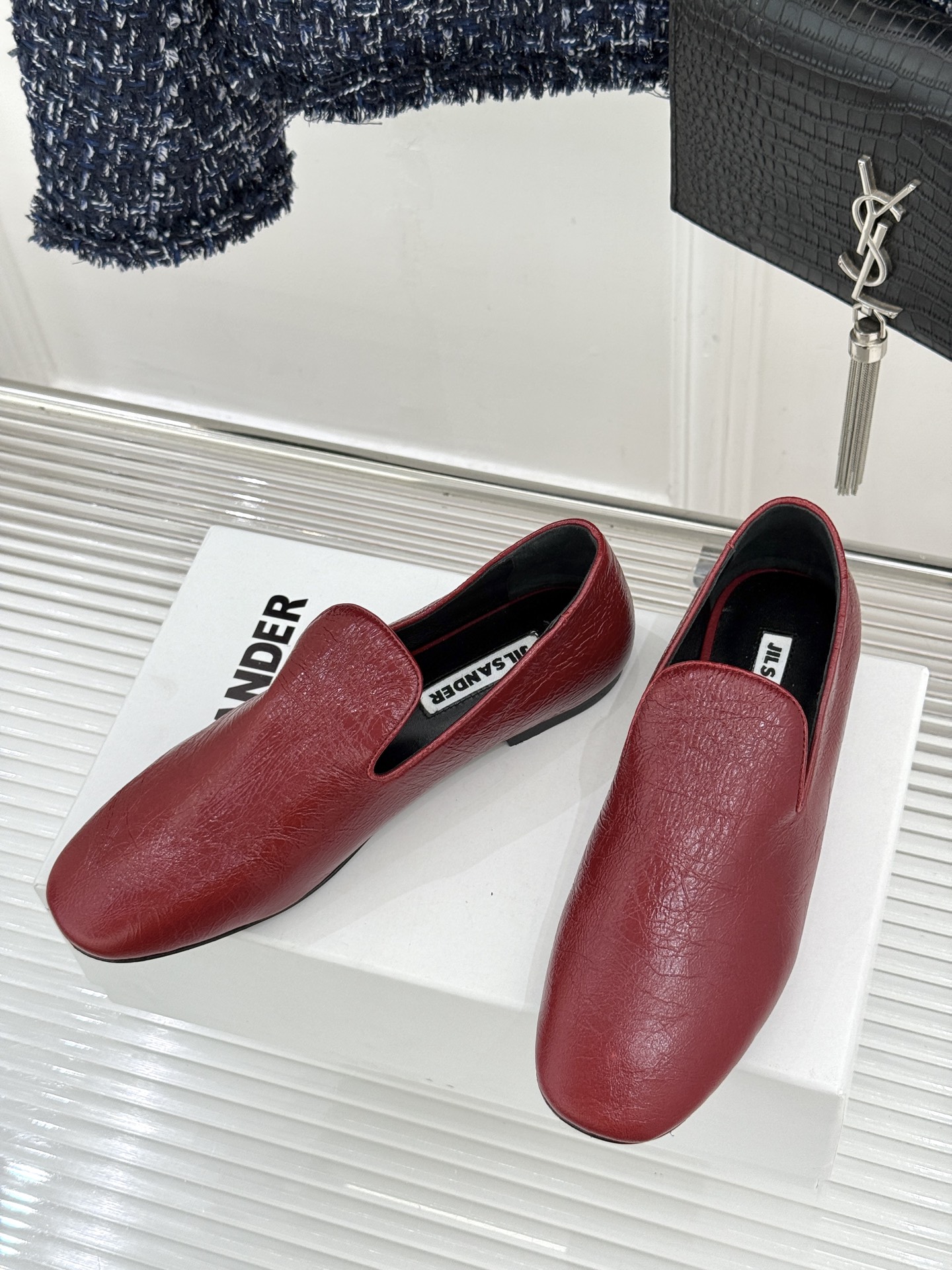 Jil Sander/吉尔桑达26WF新品极简链条复古乐福鞋以极简美学重构复古格调。甄选细腻小牛皮 质感