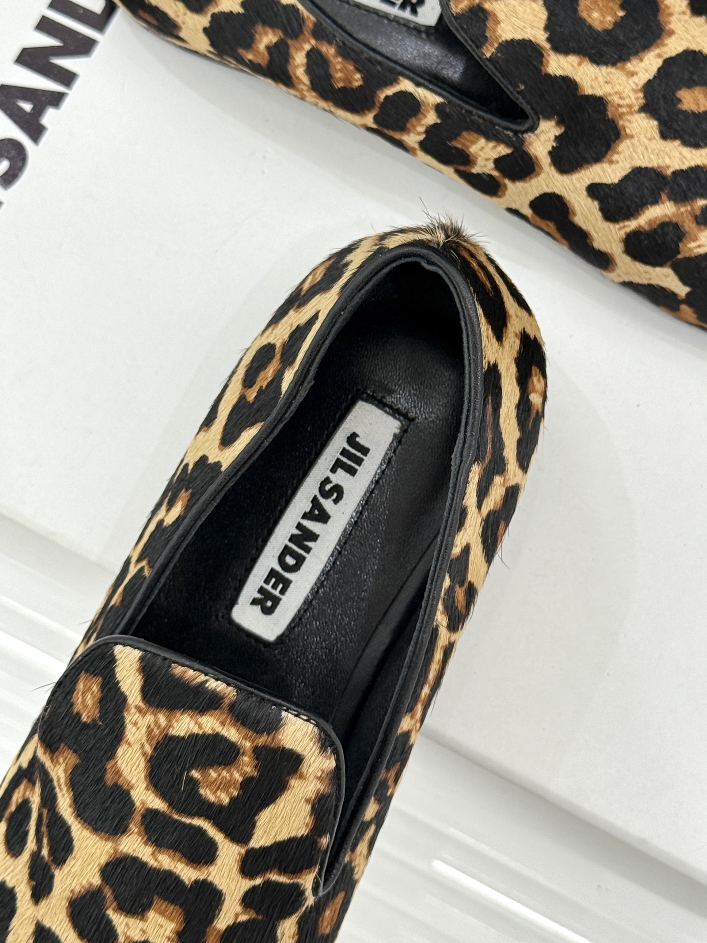 Jil Sander/吉尔桑达26WF新品极简链条复古乐福鞋以极简美学重构复古格调。甄选细腻小牛皮 质感