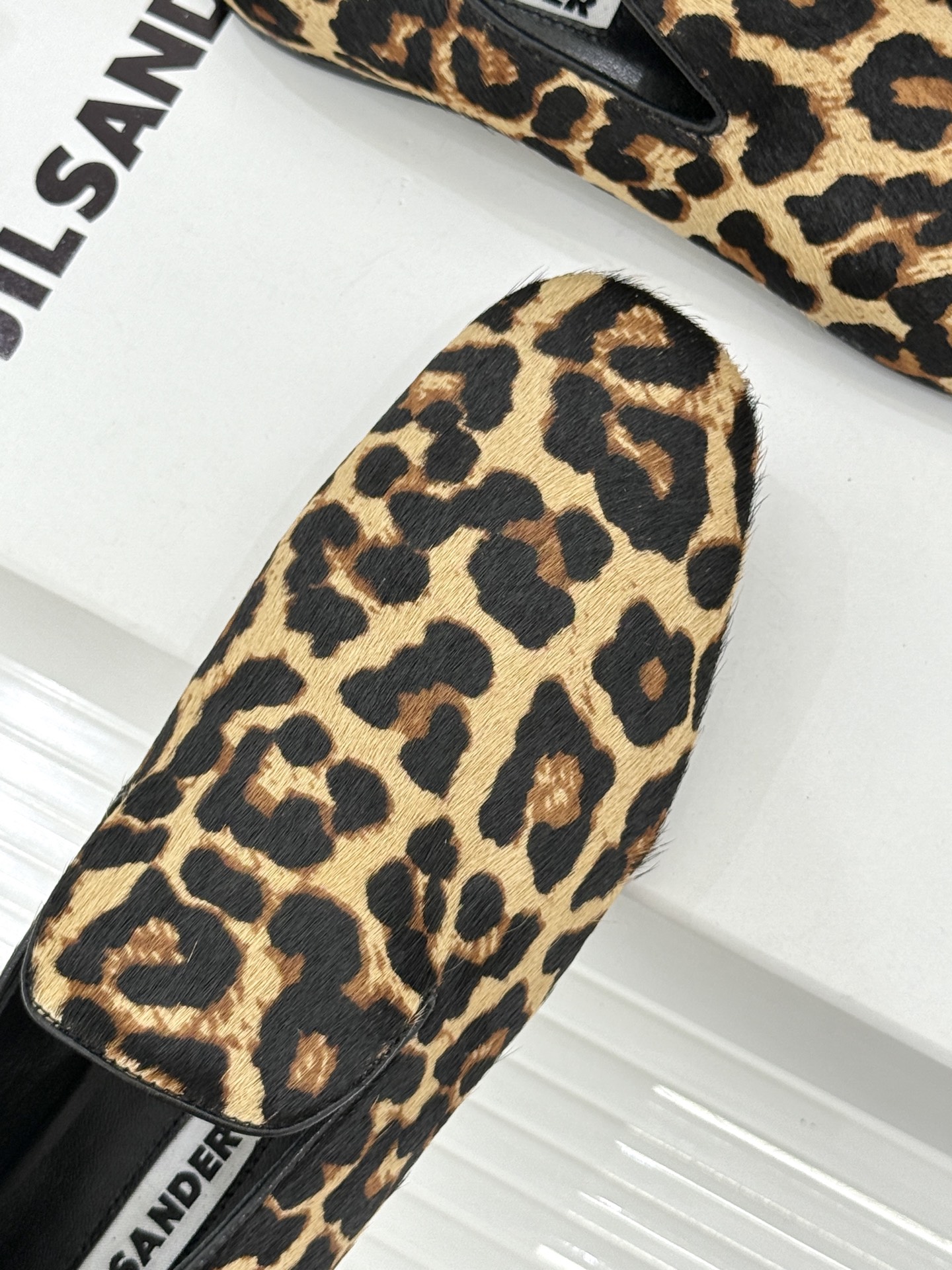 Jil Sander/吉尔桑达26WF新品极简链条复古乐福鞋以极简美学重构复古格调。甄选细腻小牛皮 质感