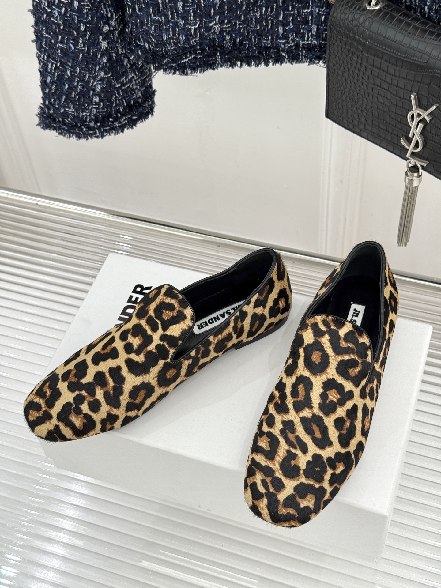 Jil Sander/吉尔桑达26WF新品极简链条复古乐福鞋以极简美学重构复古格调。甄选细腻小牛皮 质感