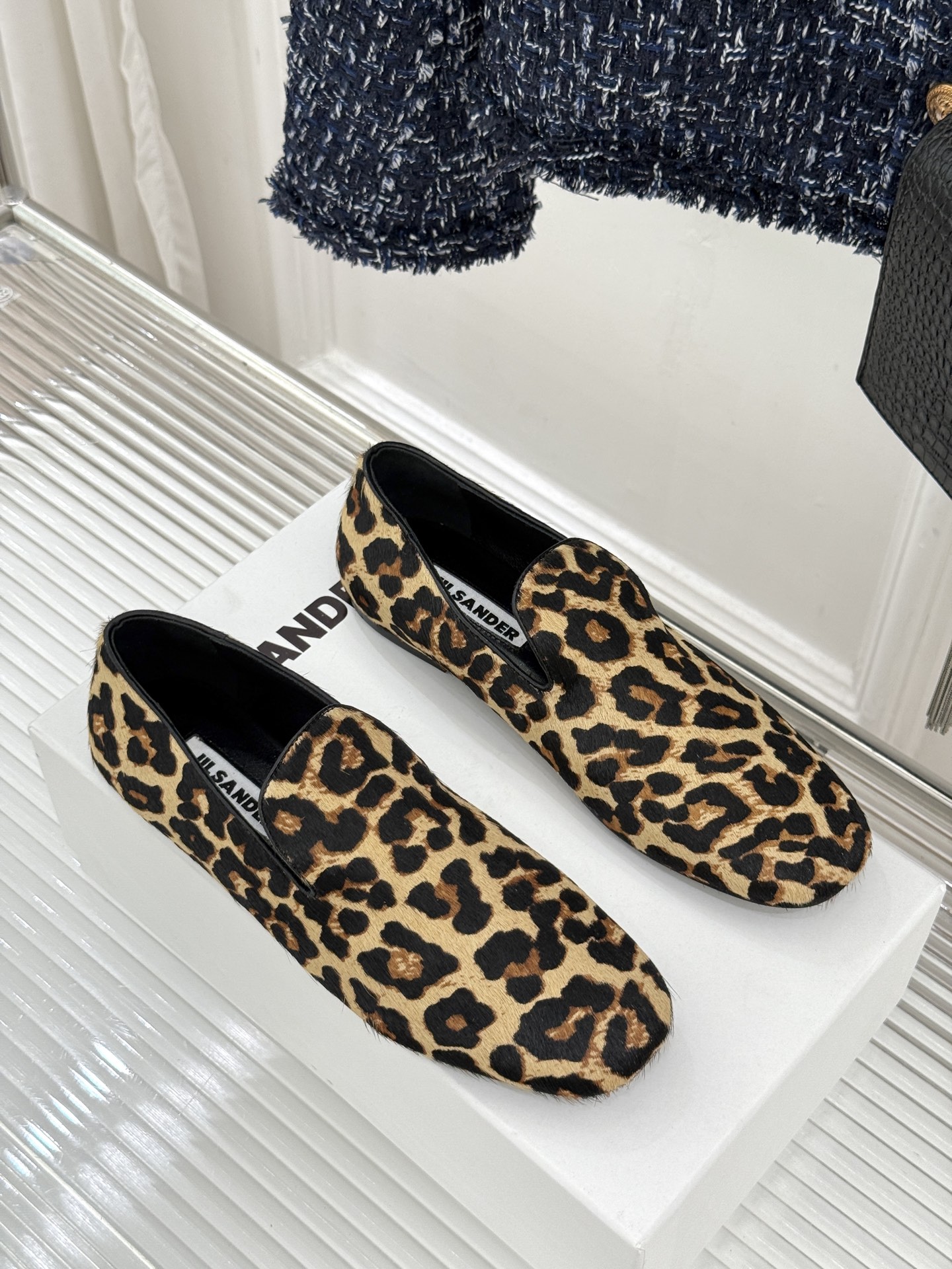 Jil Sander/吉尔桑达26WF新品极简链条复古乐福鞋以极简美学重构复古格调。甄选细腻小牛皮 质感