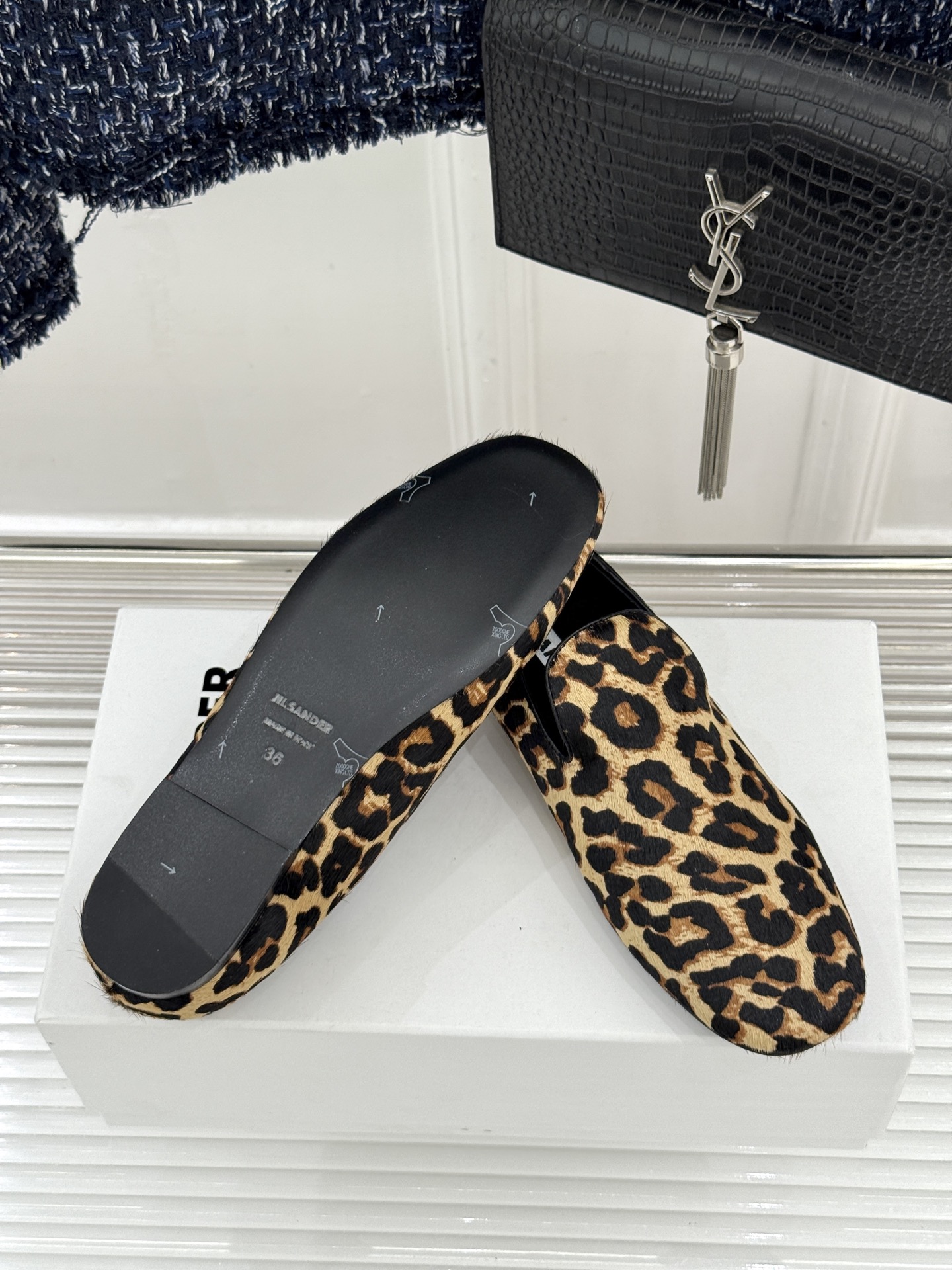 Jil Sander/吉尔桑达26WF新品极简链条复古乐福鞋以极简美学重构复古格调。甄选细腻小牛皮 质感