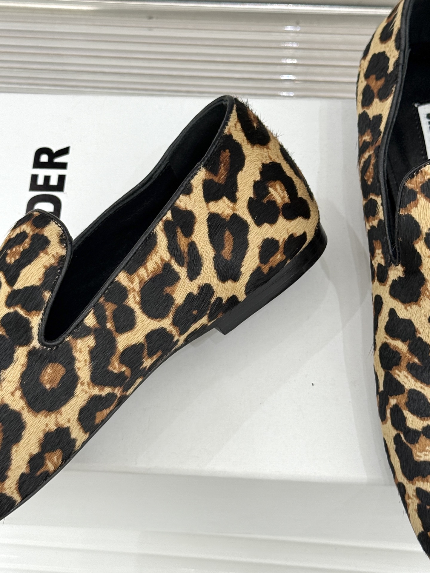 Jil Sander/吉尔桑达26WF新品极简链条复古乐福鞋以极简美学重构复古格调。甄选细腻小牛皮 质感