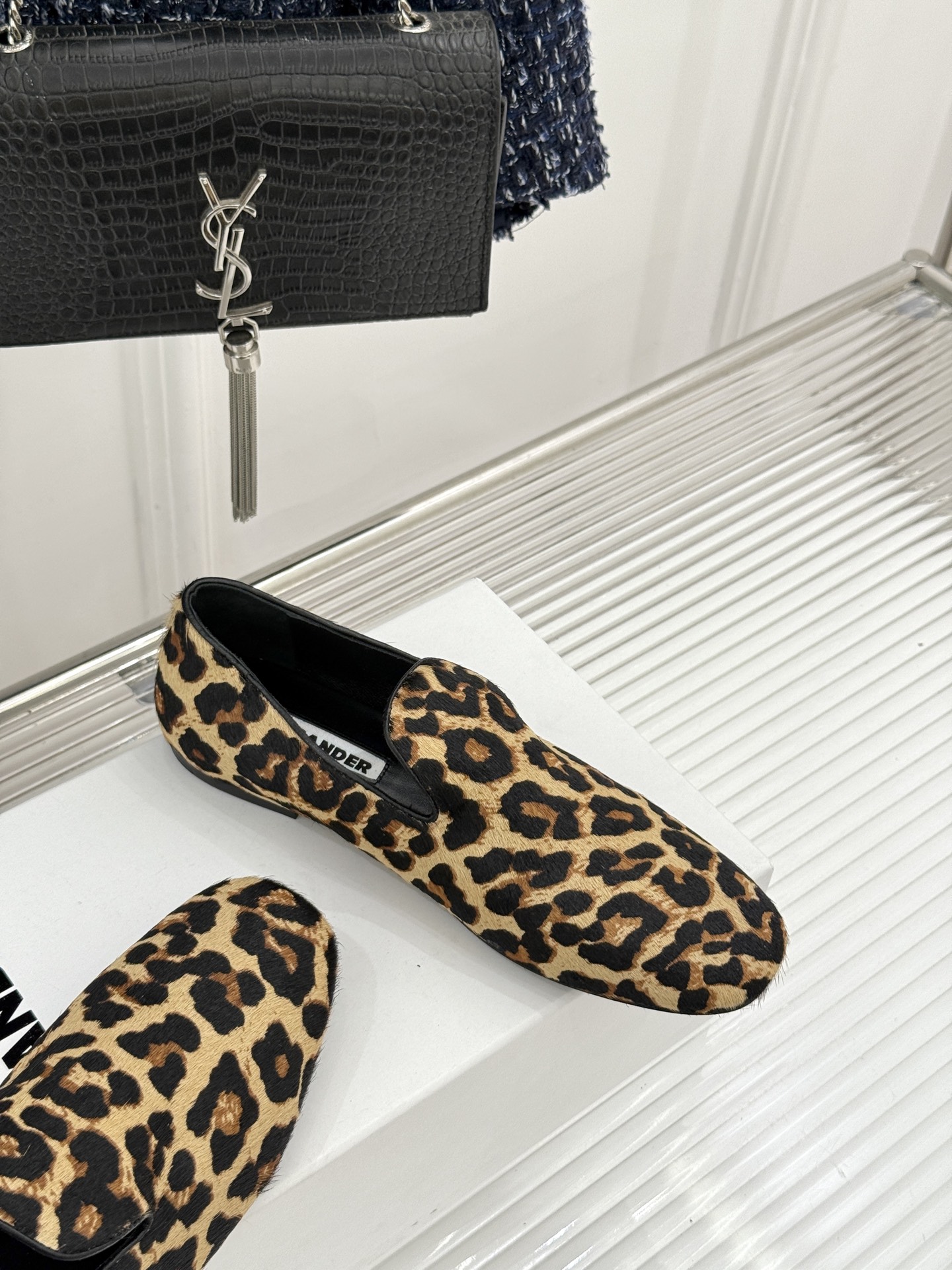 Jil Sander/吉尔桑达26WF新品极简链条复古乐福鞋以极简美学重构复古格调。甄选细腻小牛皮 质感