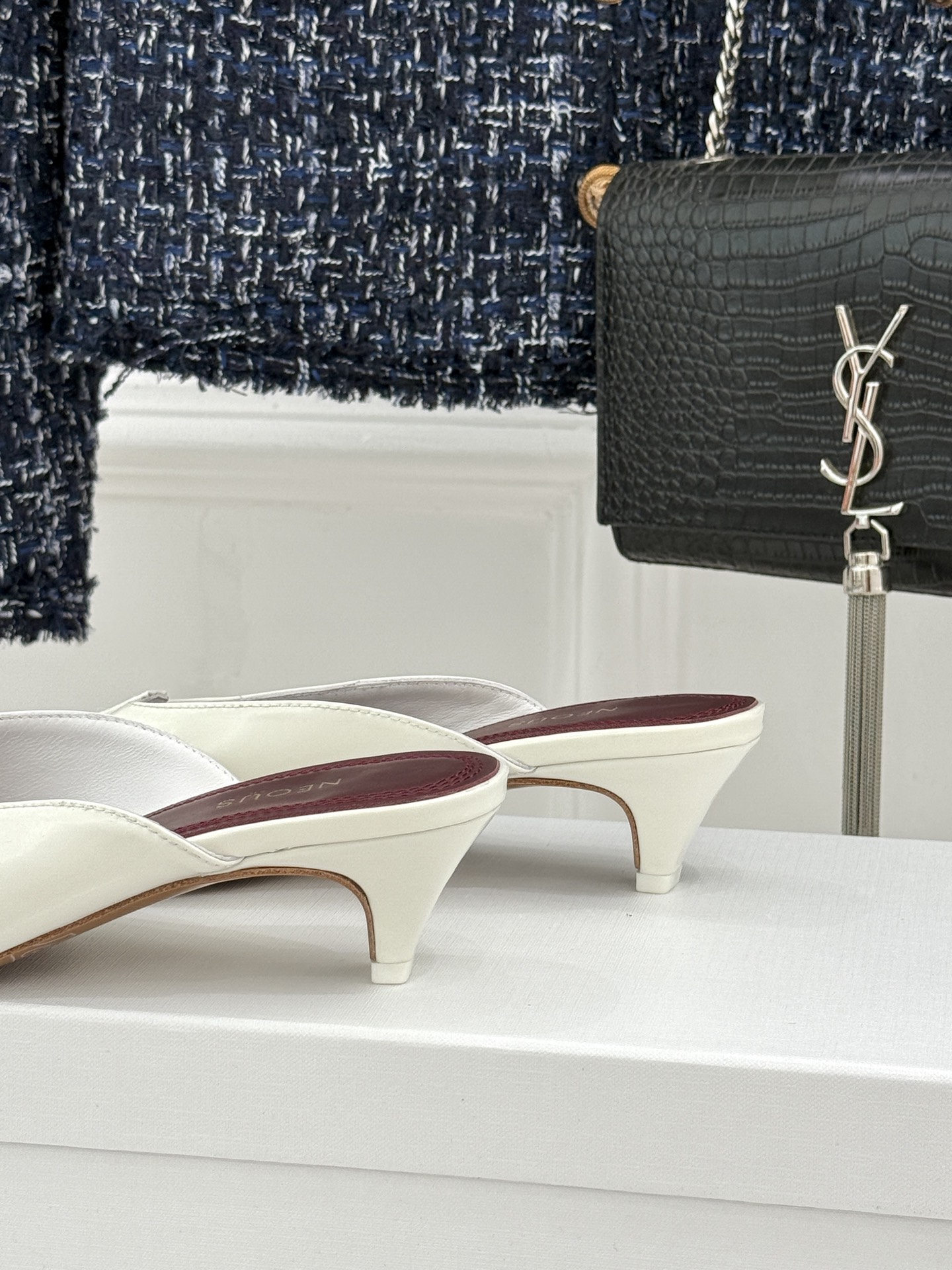 NEOUS 26WF早春新品镂空漆皮猫跟拖鞋以建筑美学重塑极简奢感。甄选高光亮面漆皮 质感细腻挺括利落镂