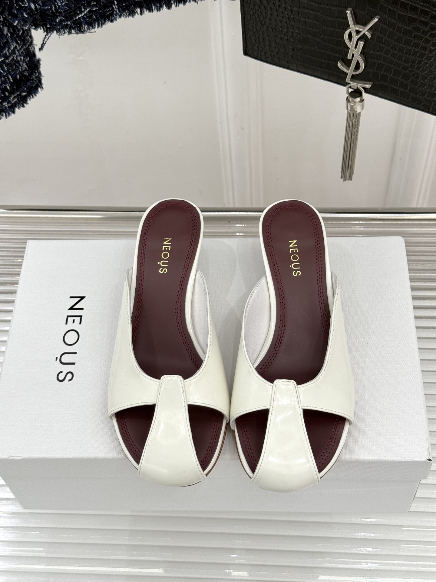 NEOUS 26WF早春新品镂空漆皮猫跟拖鞋以建筑美学重塑极简奢感。甄选高光亮面漆皮 质感细腻挺括利落镂