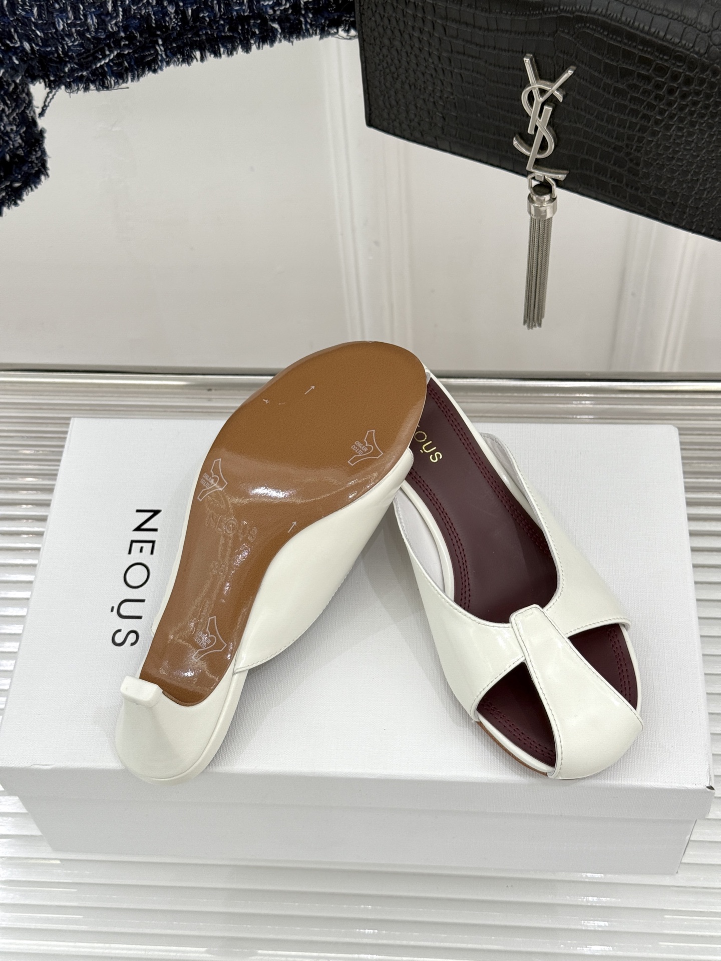 NEOUS 26WF早春新品镂空漆皮猫跟拖鞋以建筑美学重塑极简奢感。甄选高光亮面漆皮 质感细腻挺括利落镂