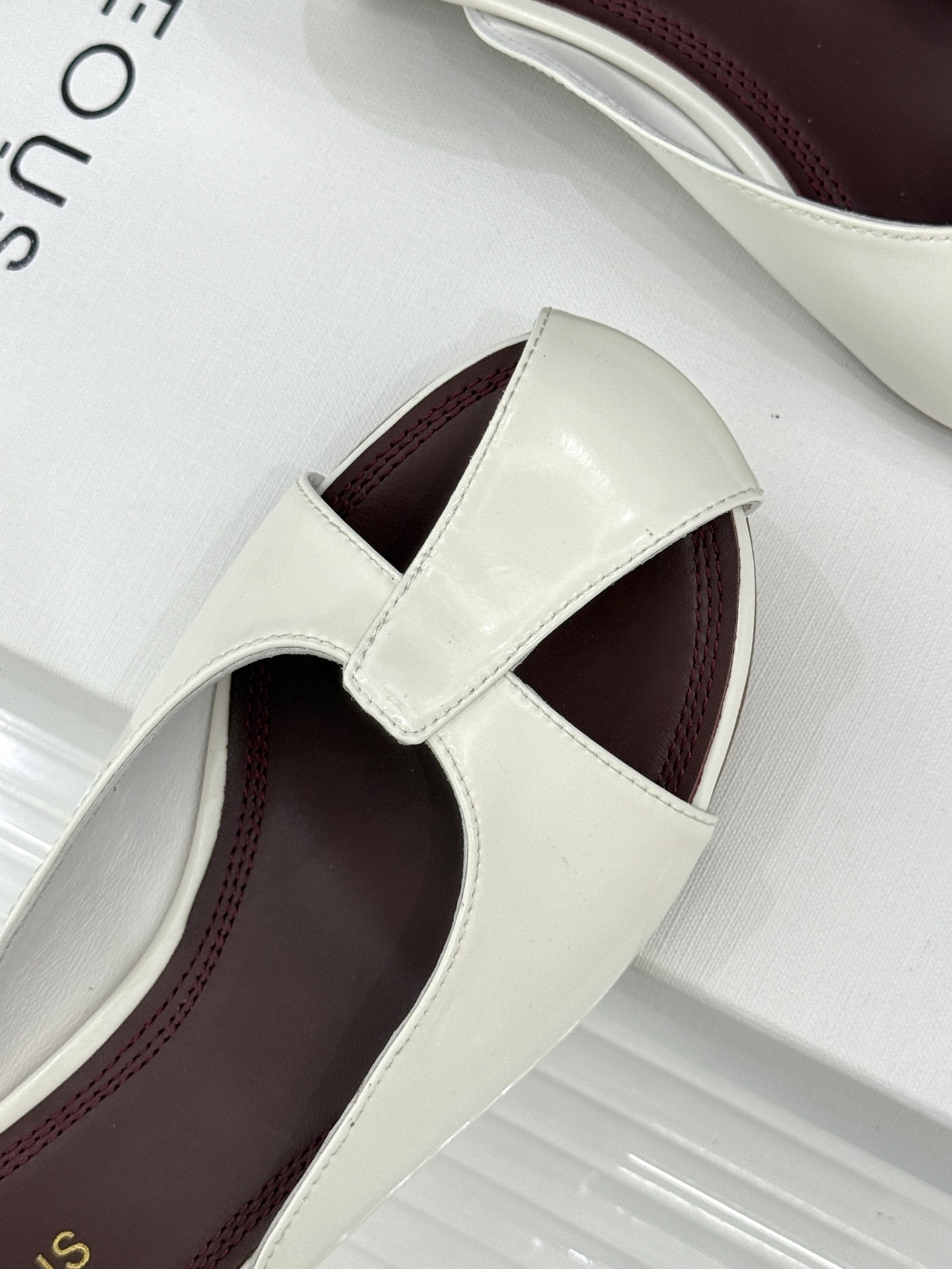 NEOUS 26WF早春新品镂空漆皮猫跟拖鞋以建筑美学重塑极简奢感。甄选高光亮面漆皮 质感细腻挺括利落镂