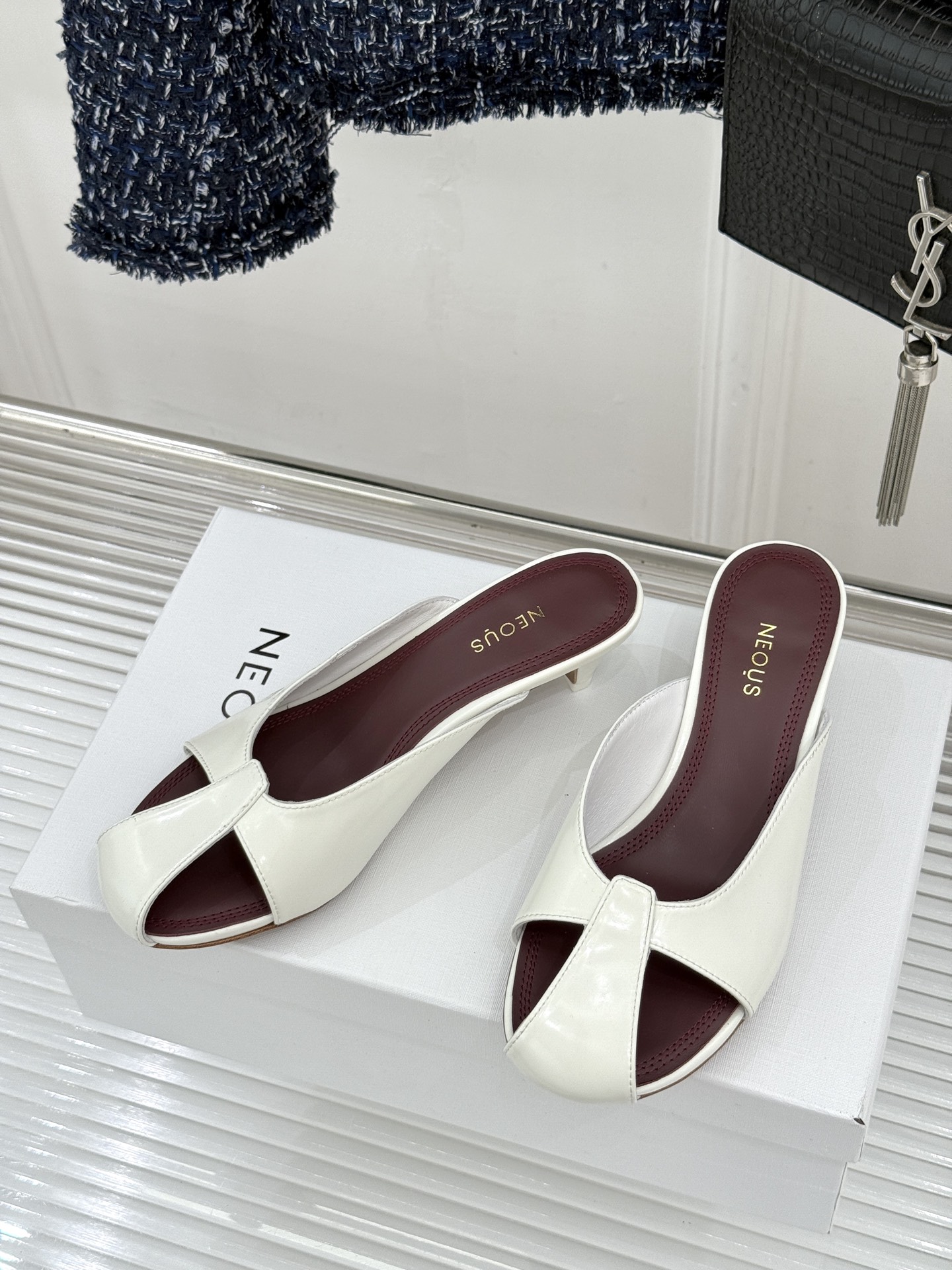 NEOUS 26WF早春新品镂空漆皮猫跟拖鞋以建筑美学重塑极简奢感。甄选高光亮面漆皮 质感细腻挺括利落镂