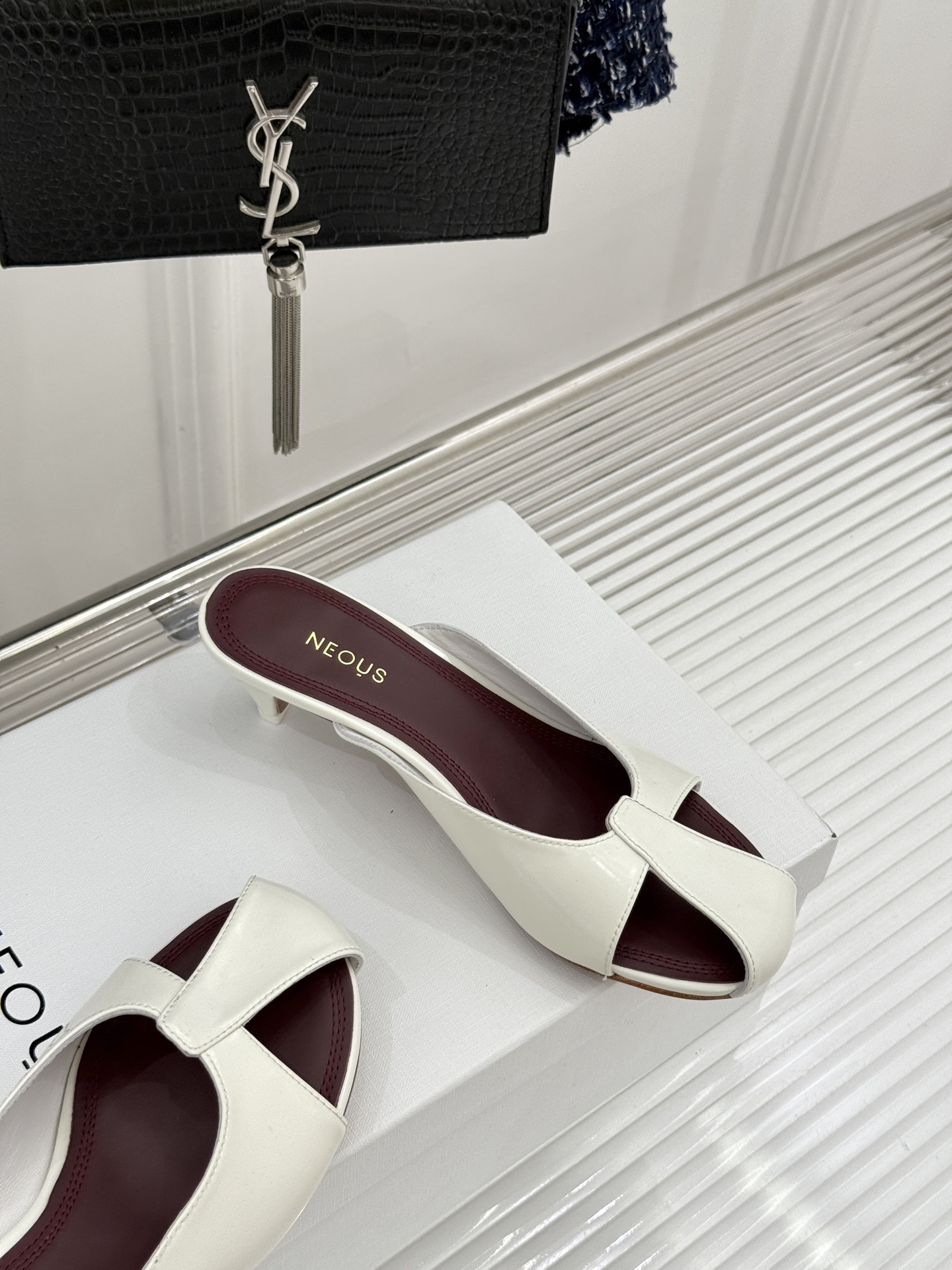 NEOUS 26WF早春新品镂空漆皮猫跟拖鞋以建筑美学重塑极简奢感。甄选高光亮面漆皮 质感细腻挺括利落镂