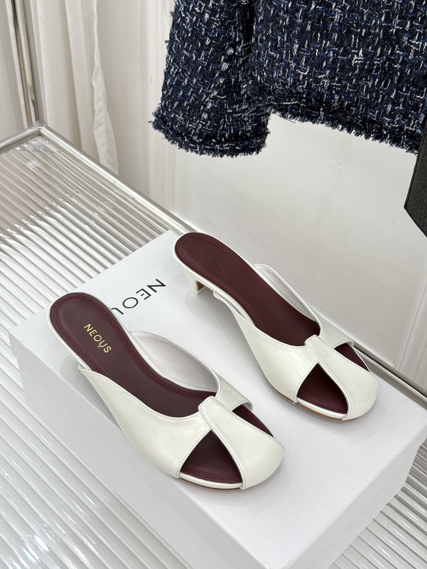 NEOUS 26WF早春新品镂空漆皮猫跟拖鞋以建筑美学重塑极简奢感。甄选高光亮面漆皮 质感细腻挺括利落镂