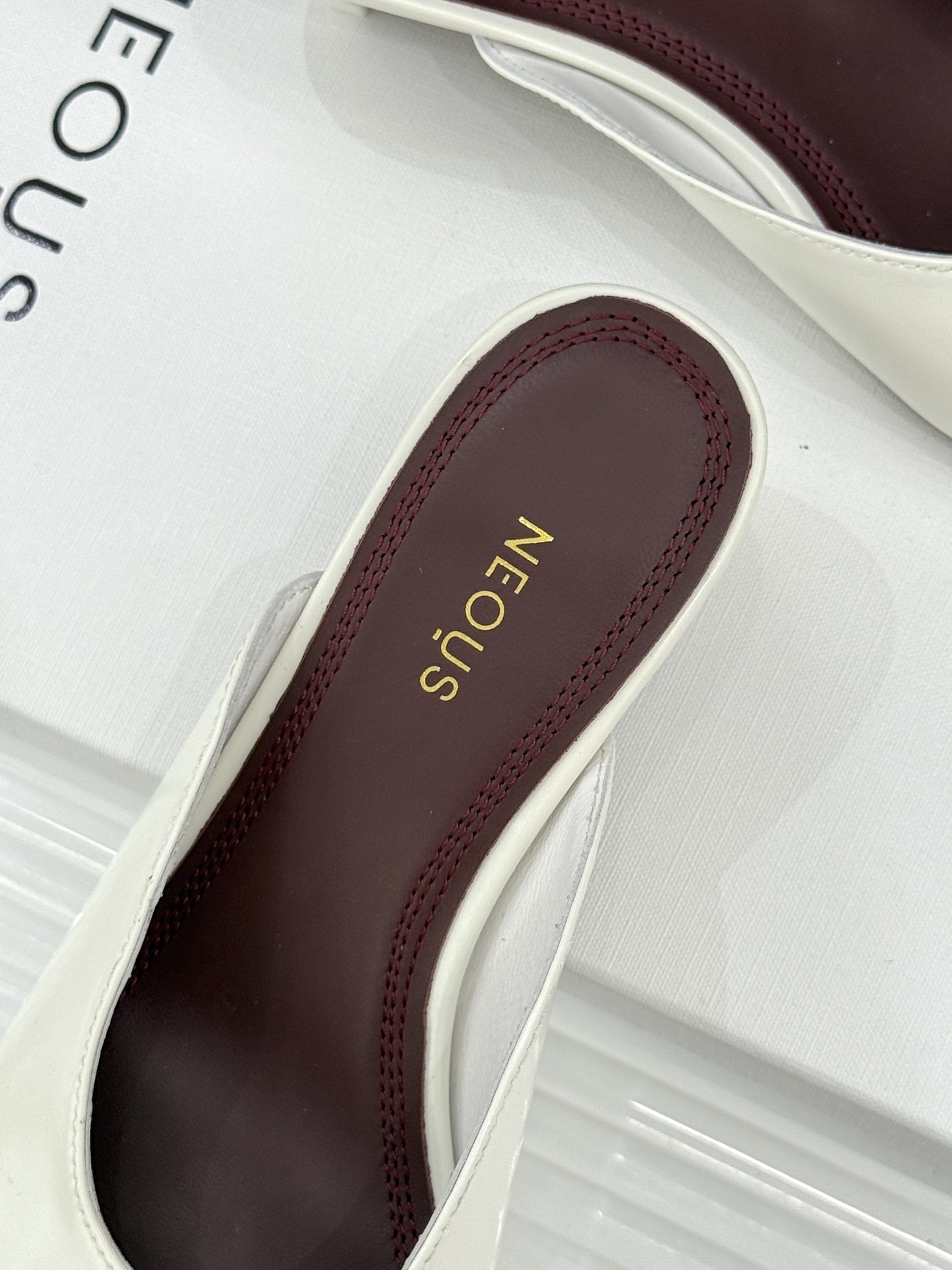 NEOUS 26WF早春新品镂空漆皮猫跟拖鞋以建筑美学重塑极简奢感。甄选高光亮面漆皮 质感细腻挺括利落镂