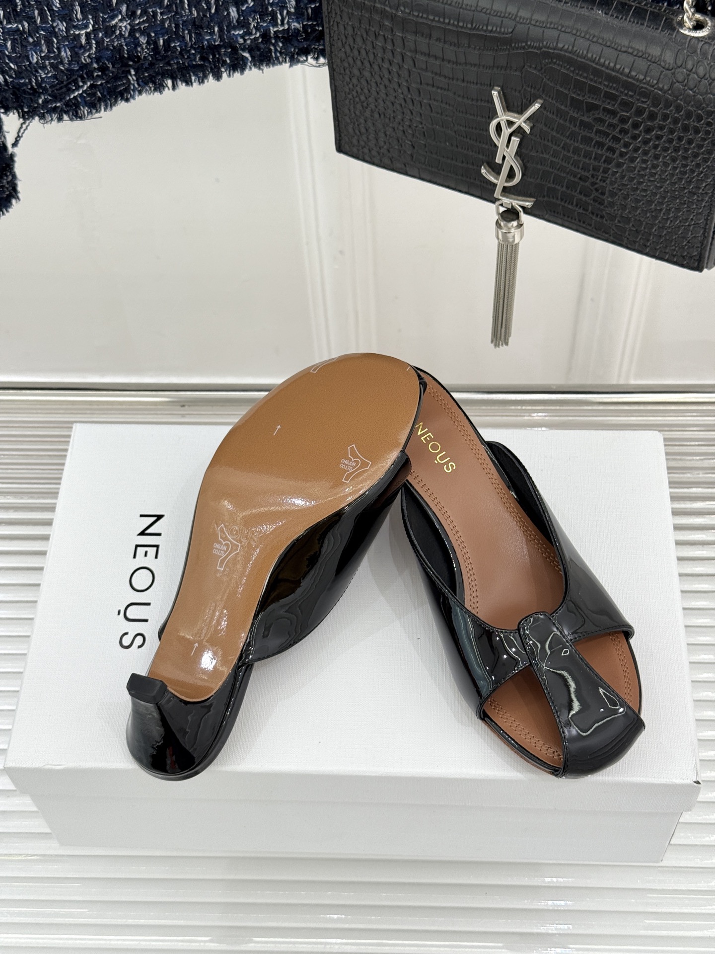 NEOUS 26WF早春新品镂空漆皮猫跟拖鞋以建筑美学重塑极简奢感。甄选高光亮面漆皮 质感细腻挺括利落镂