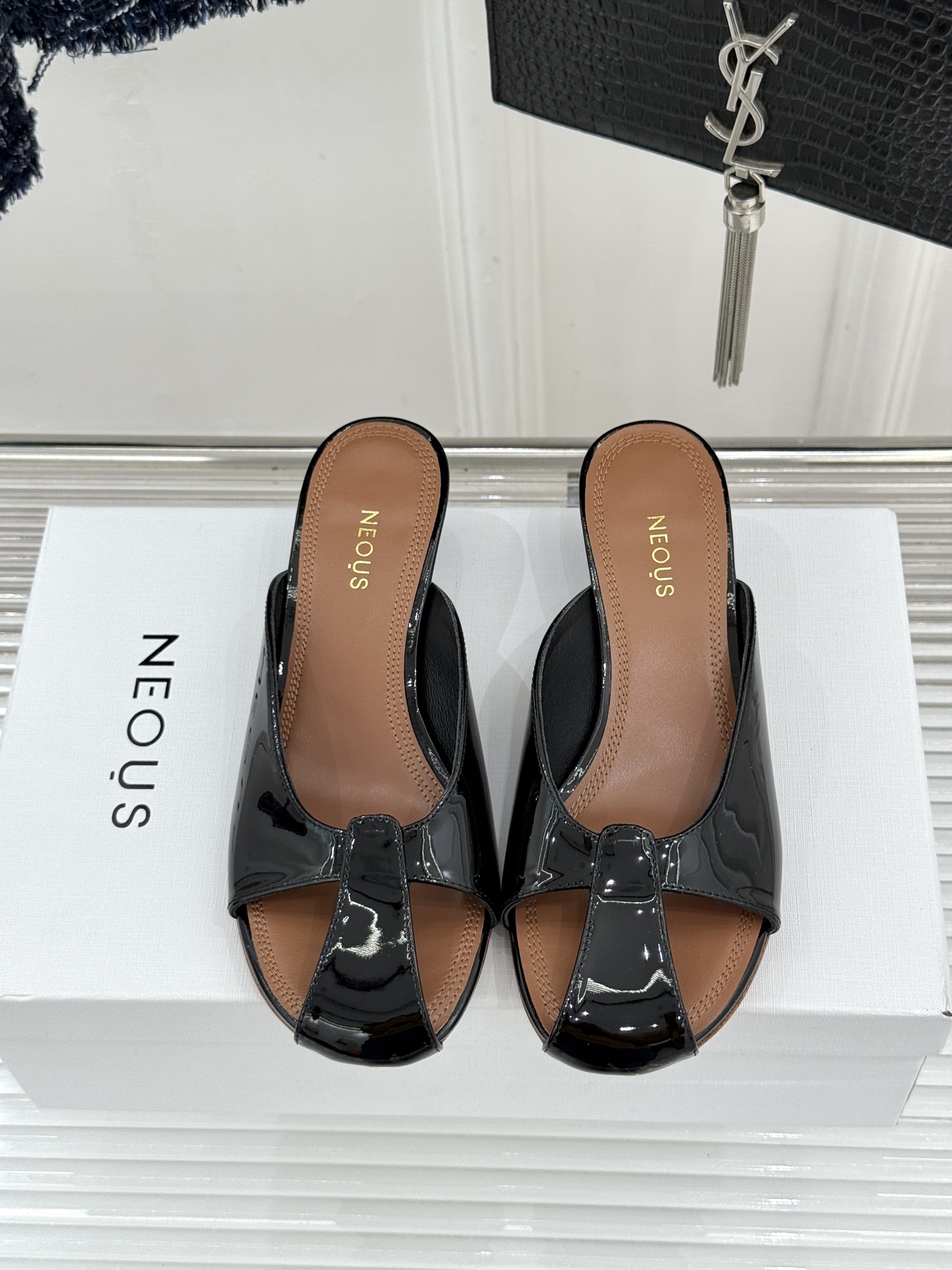 NEOUS 26WF早春新品镂空漆皮猫跟拖鞋以建筑美学重塑极简奢感。甄选高光亮面漆皮 质感细腻挺括利落镂