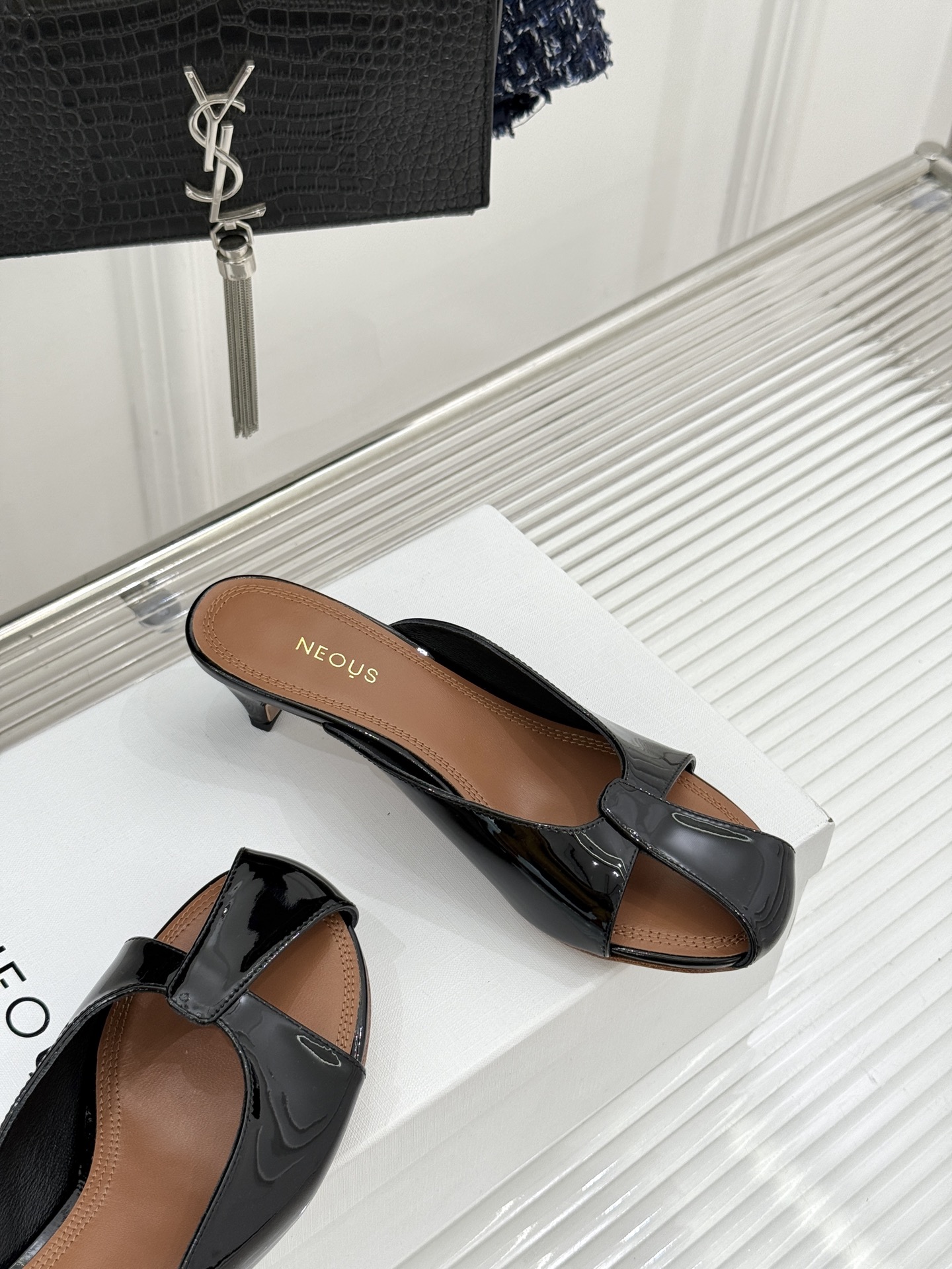 NEOUS 26WF早春新品镂空漆皮猫跟拖鞋以建筑美学重塑极简奢感。甄选高光亮面漆皮 质感细腻挺括利落镂