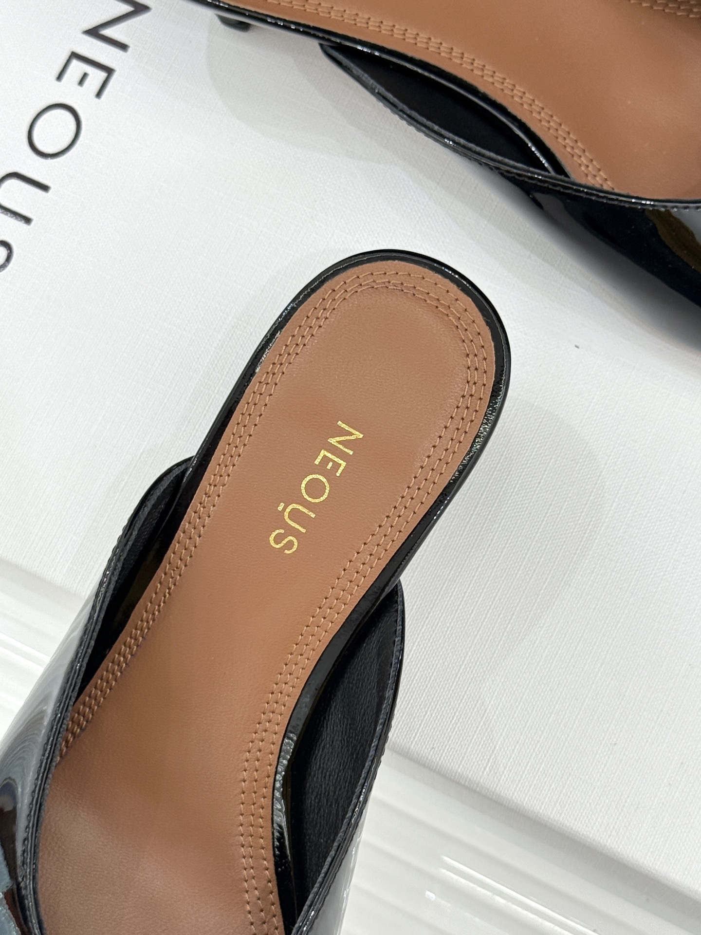 NEOUS 26WF早春新品镂空漆皮猫跟拖鞋以建筑美学重塑极简奢感。甄选高光亮面漆皮 质感细腻挺括利落镂