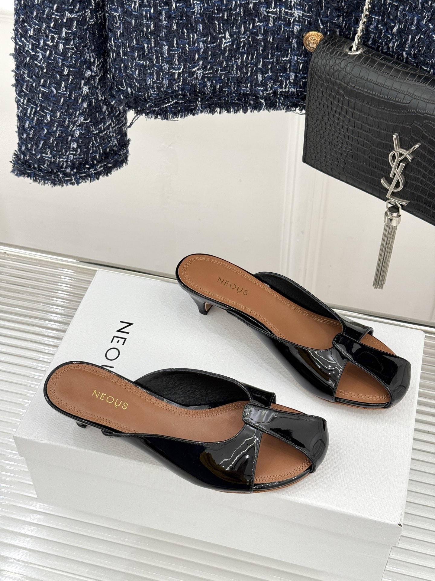 NEOUS 26WF早春新品镂空漆皮猫跟拖鞋以建筑美学重塑极简奢感。甄选高光亮面漆皮 质感细腻挺括利落镂