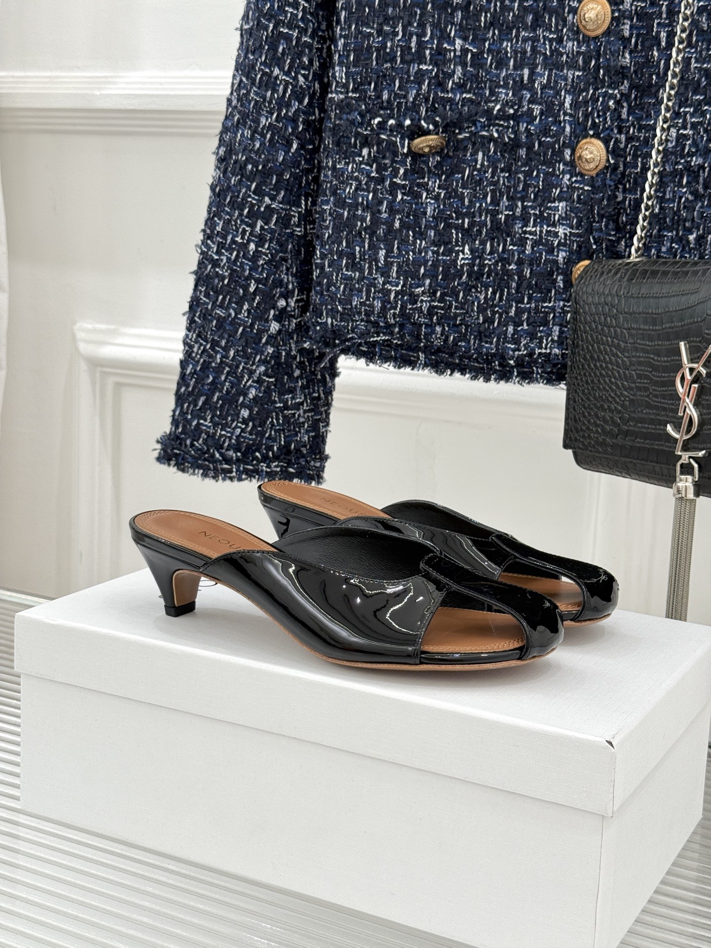 NEOUS 26WF早春新品镂空漆皮猫跟拖鞋以建筑美学重塑极简奢感。甄选高光亮面漆皮 质感细腻挺括利落镂