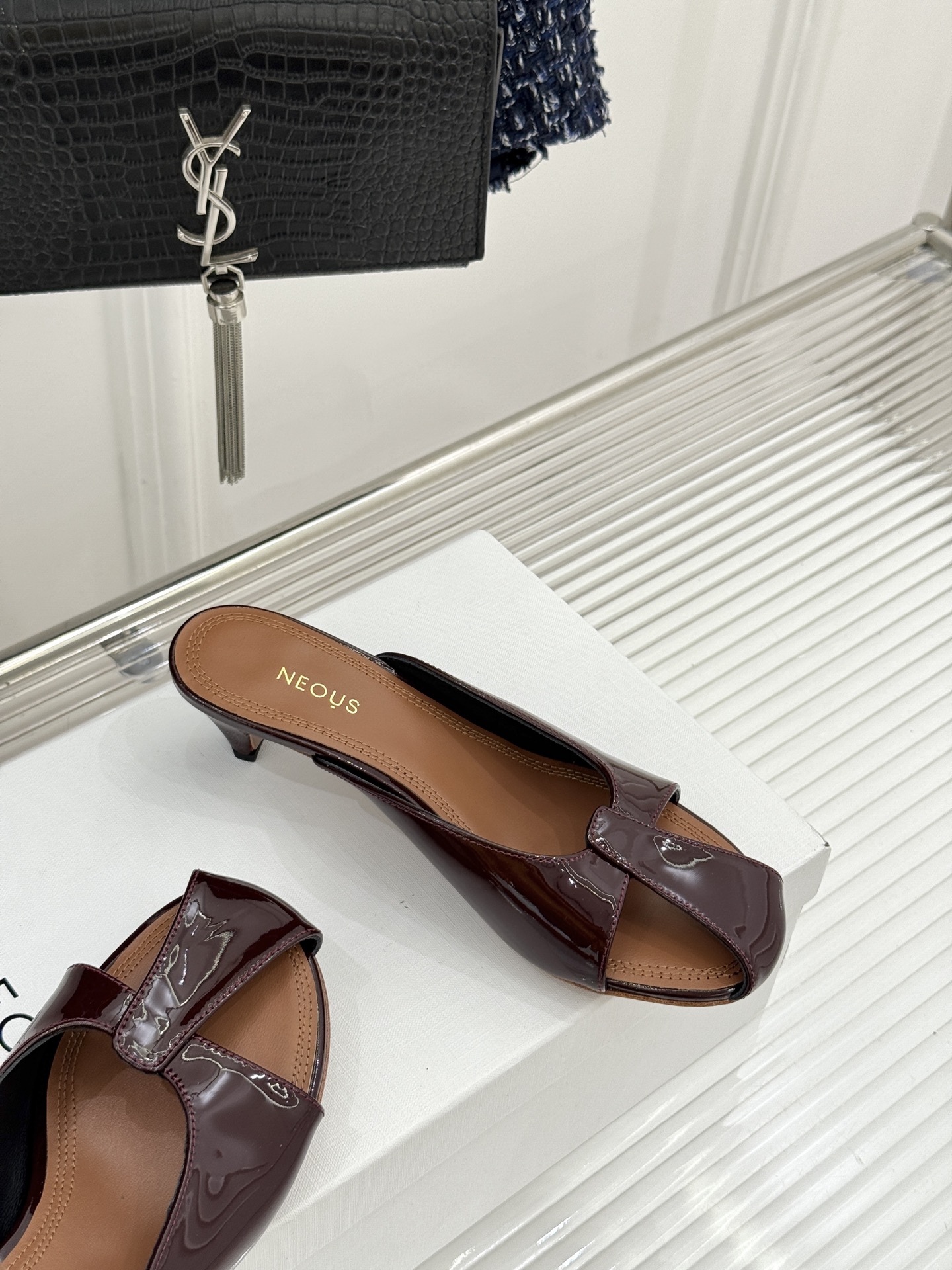 NEOUS 26WF早春新品镂空漆皮猫跟拖鞋以建筑美学重塑极简奢感。甄选高光亮面漆皮 质感细腻挺括利落镂