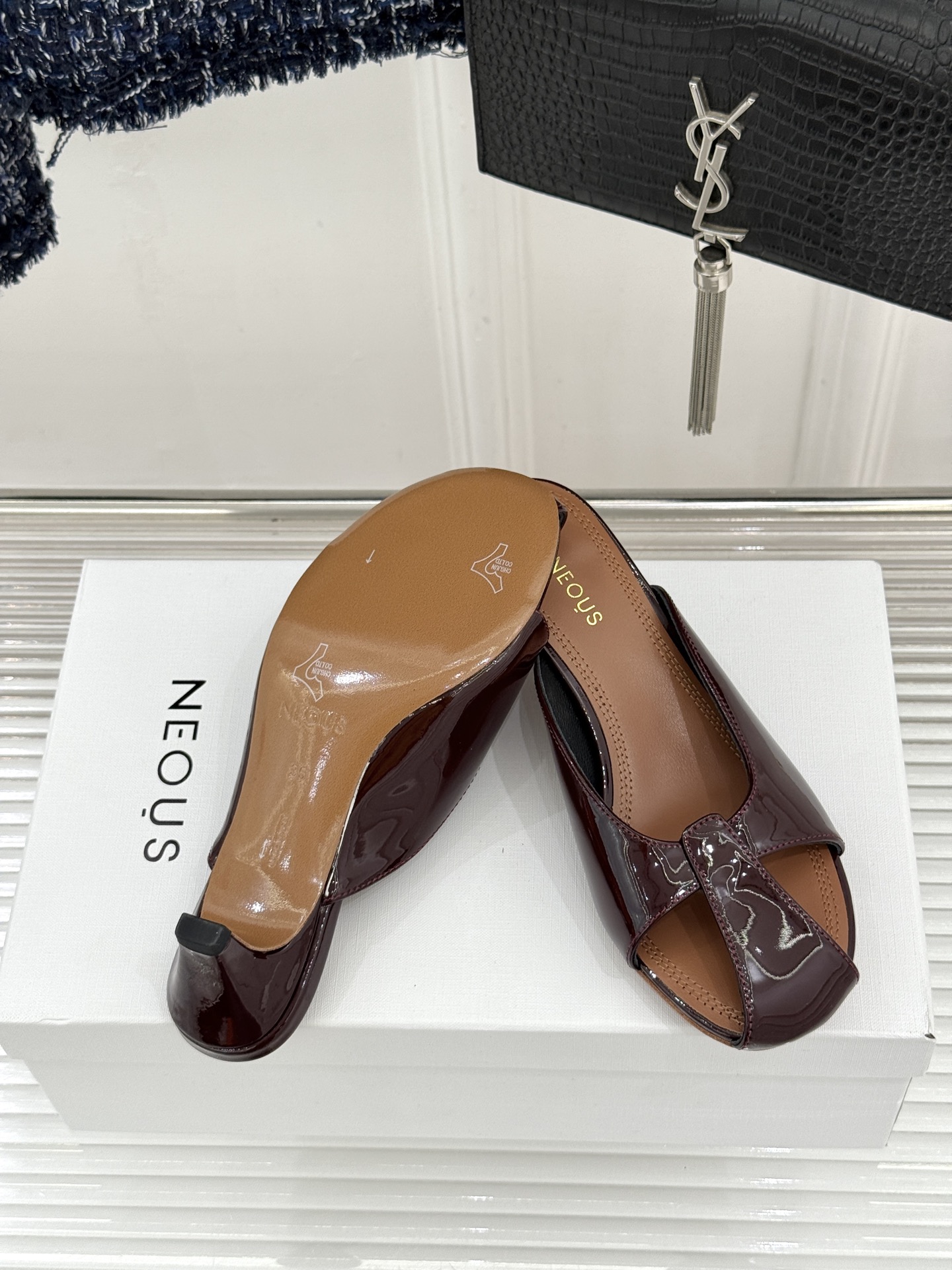 NEOUS 26WF早春新品镂空漆皮猫跟拖鞋以建筑美学重塑极简奢感。甄选高光亮面漆皮 质感细腻挺括利落镂