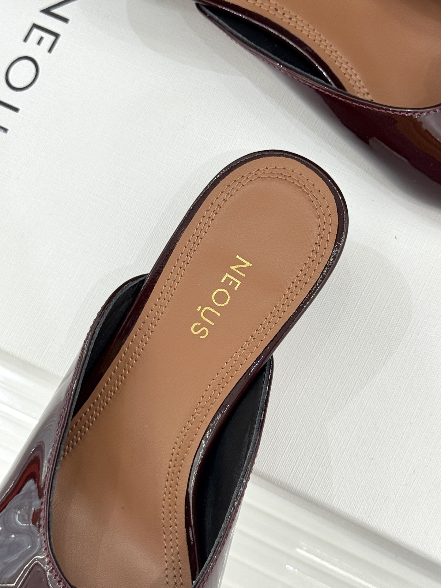 NEOUS 26WF早春新品镂空漆皮猫跟拖鞋以建筑美学重塑极简奢感。甄选高光亮面漆皮 质感细腻挺括利落镂