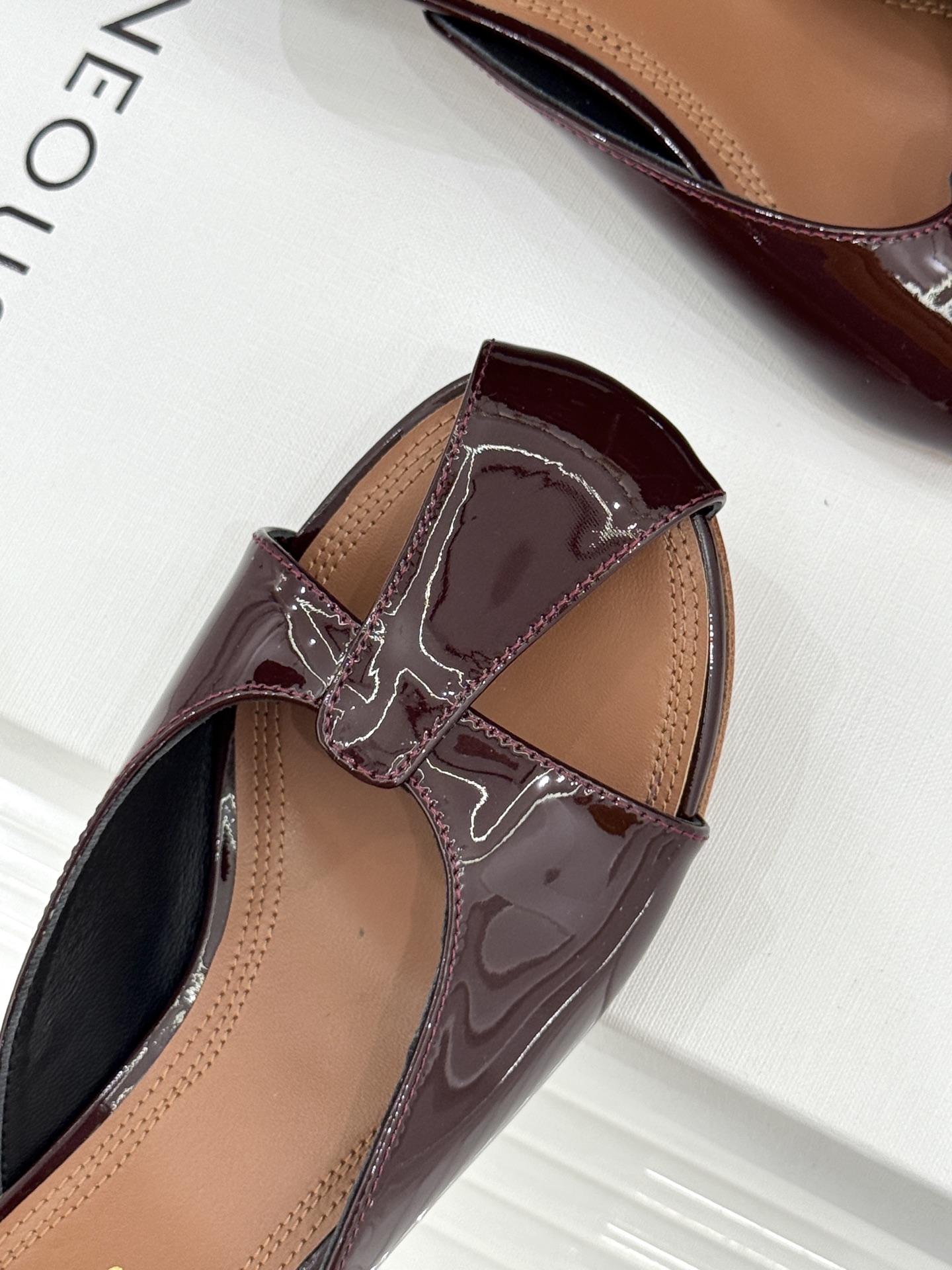 NEOUS 26WF早春新品镂空漆皮猫跟拖鞋以建筑美学重塑极简奢感。甄选高光亮面漆皮 质感细腻挺括利落镂