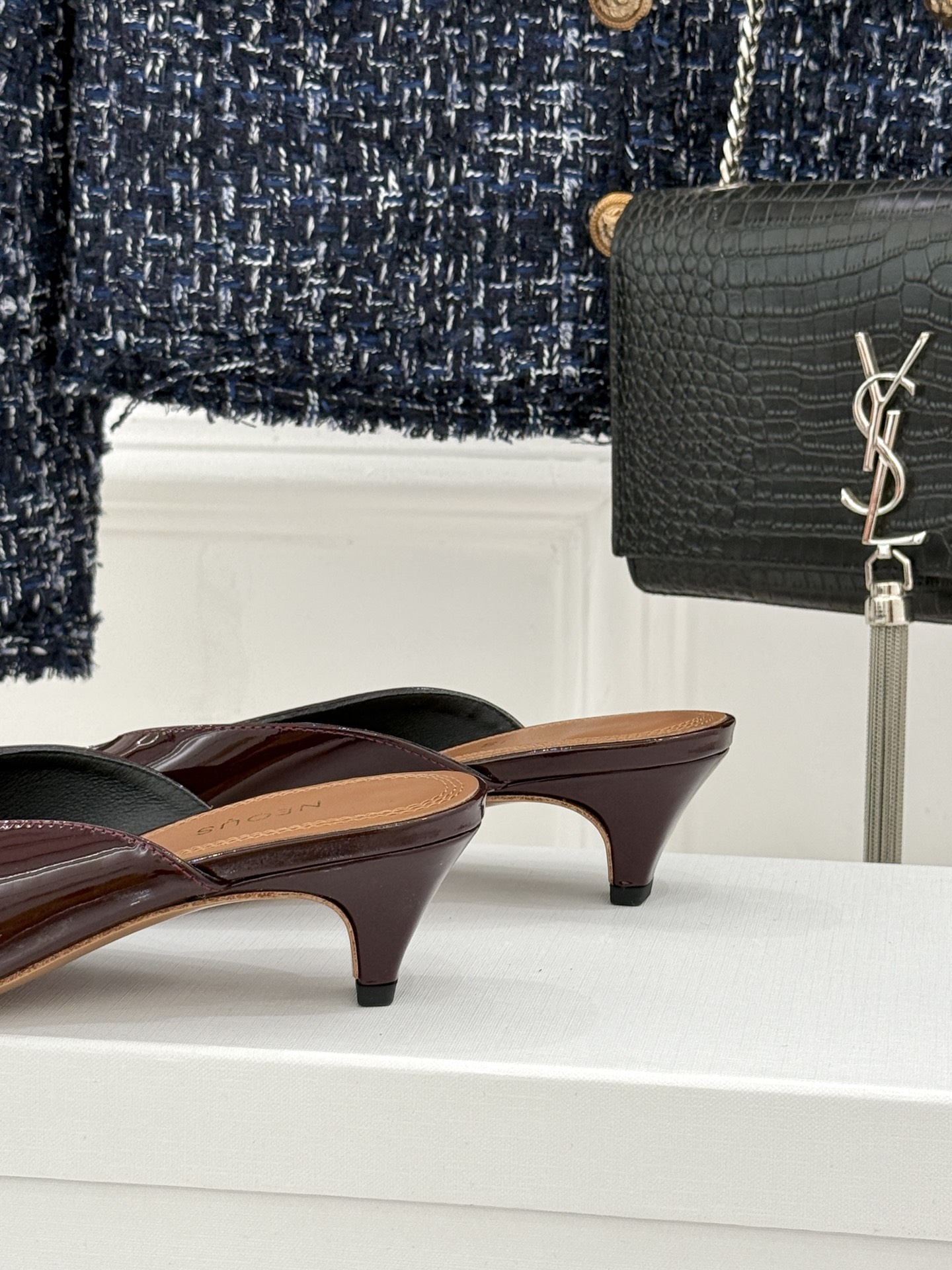 NEOUS 26WF早春新品镂空漆皮猫跟拖鞋以建筑美学重塑极简奢感。甄选高光亮面漆皮 质感细腻挺括利落镂