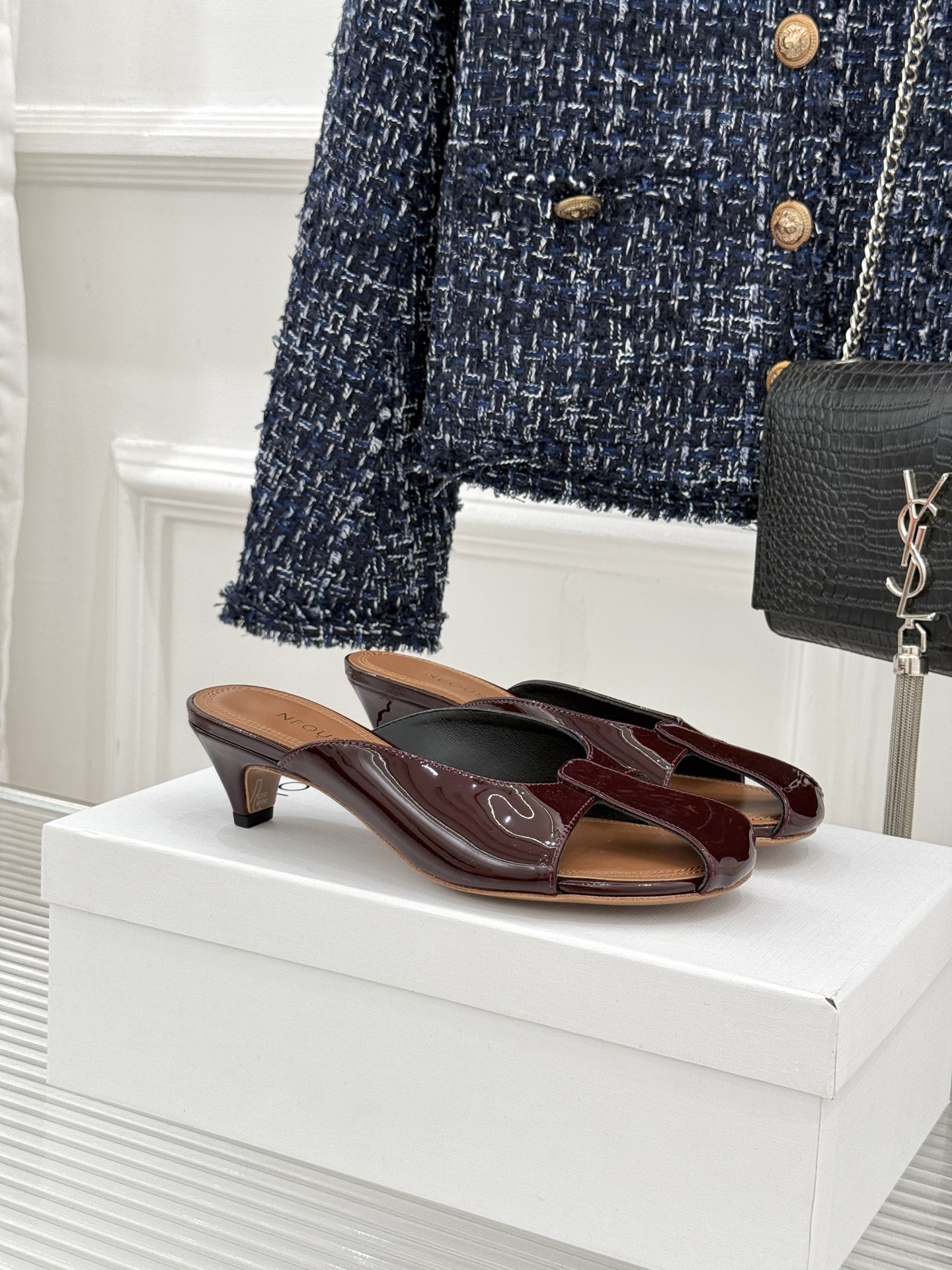 NO:751010,NEOUS 26WF early spring new hollow patent leather kitten heel slippers use architectural aesthetics to reshape the sense of minimalist luxury. The high-gloss patent leather is selected to have a delicate and crisp texture. The neat hollow lines outline the curvature of the foot. The low-heeled kitten heel design is slim and soft. It combines elegant lines with all-day walking comfort and can easily elongate the proportion of the legs. Made with Italian craftsmanship, the shoe shape is smooth and fit.  The slip-on slip-on design is casual and comfortable. It is suitable for commuting suits, vacation long skirts, and daily denim. It is low-key, high-end, and has a cool temperament that brings recognition. Seamlessly switching from the workplace to leisure occasions, it is a durable and stylish choice for contemporary independent women's shoe cabinets. The fabric is made of original customized leather, and the lining of the feet is all sheepskin. The cowhide outsole imported from Italy is size 35-39 (customized for 40).  No. 92520260312,slippers,slippers,skirts,business suit,cowhide,sheepskin19860909NEOUS 26WF早春新品镂空漆皮 猫跟拖鞋 以建筑美学重塑极简奢感. 甄选高光亮面漆皮 质感细腻挺括 利落镂空线条勾勒足部弧度 低跟猫跟设计 纤巧柔和 兼顾优雅线条与整日行走舒适 轻松拉长腿部比例. 意式手工匠心打造 鞋型流畅贴合 一脚蹬懒人拖设计随性自在. 适配通勤西装、度假长裙、日常牛仔 低调高级不张扬 清冷气质自带辨识度. 从职场到休闲场合无缝切换 是当代独立女性鞋柜里 耐看耐穿 越穿越有格调的精致之选. 面料采用原版定制皮料 内里垫脚均为羊皮 意大利进口牛皮大底 size35-39（40定制） 编号92520260312,拖鞋,slippers,skirts,business suit,cowhide,sheepskin,Women's Shoes