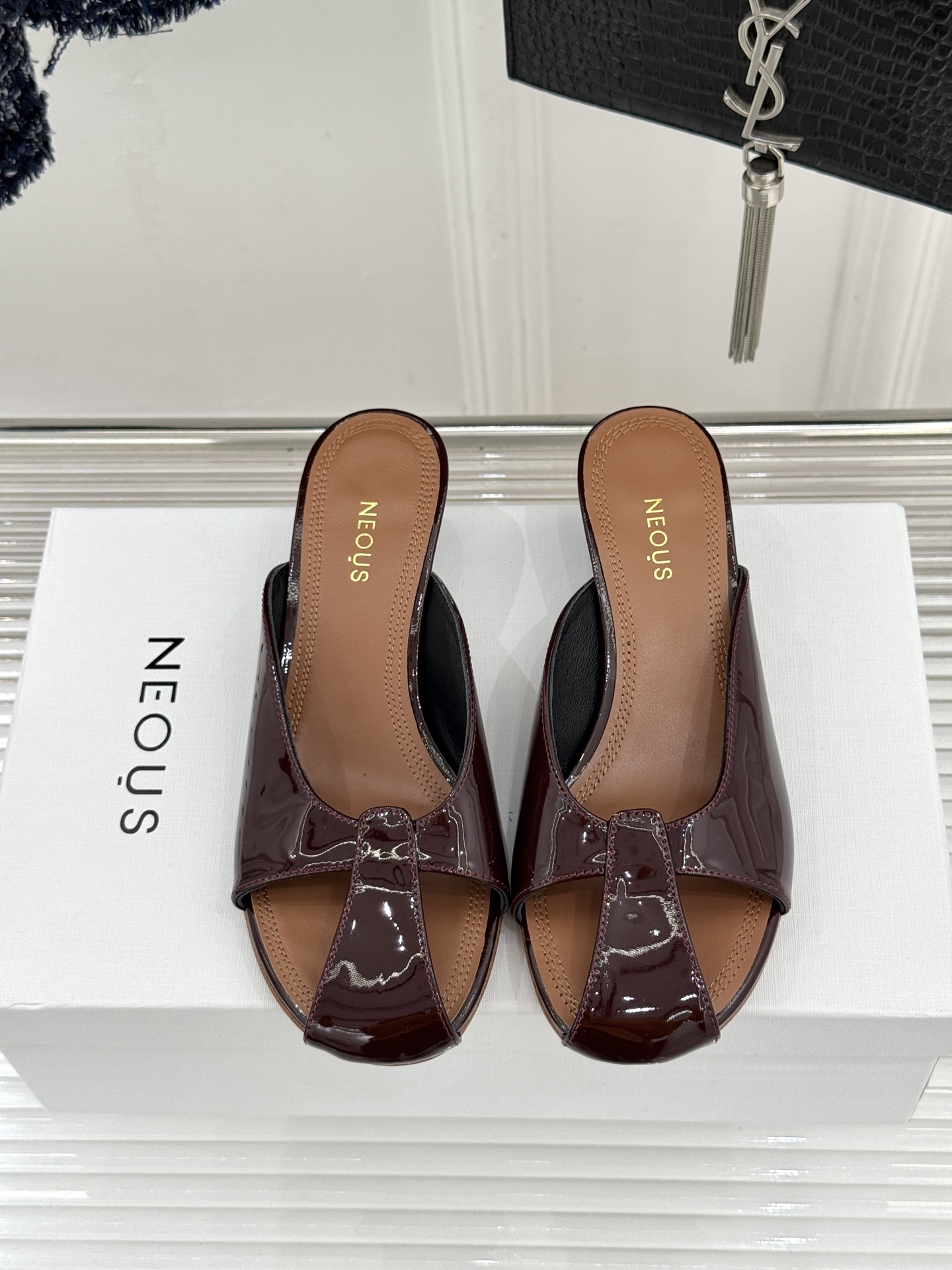 NEOUS 26WF早春新品镂空漆皮猫跟拖鞋以建筑美学重塑极简奢感。甄选高光亮面漆皮 质感细腻挺括利落镂