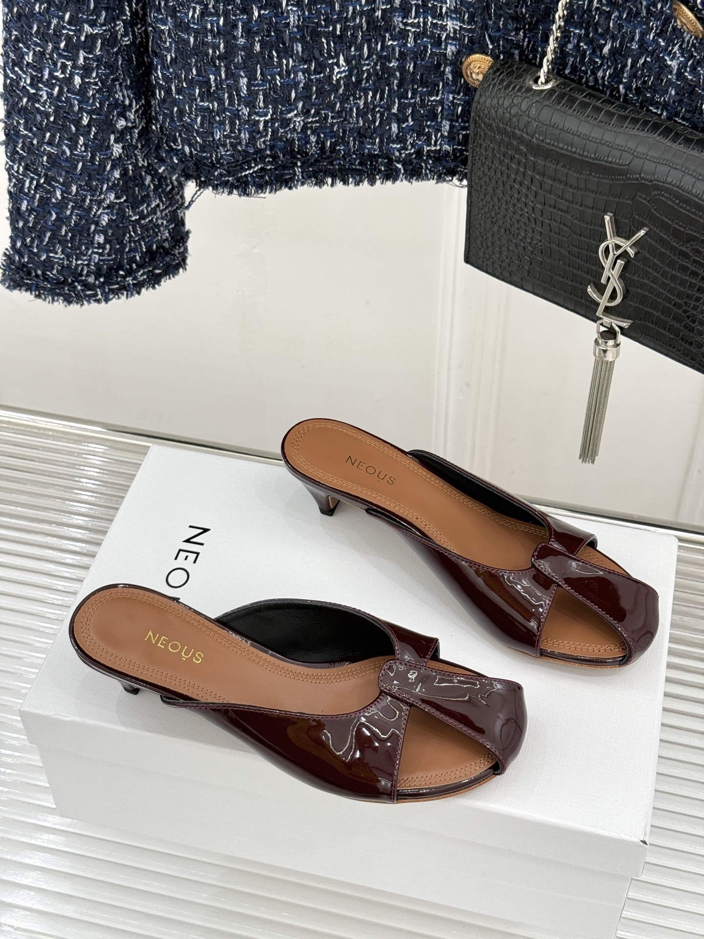 NEOUS 26WF早春新品镂空漆皮猫跟拖鞋以建筑美学重塑极简奢感。甄选高光亮面漆皮 质感细腻挺括利落镂