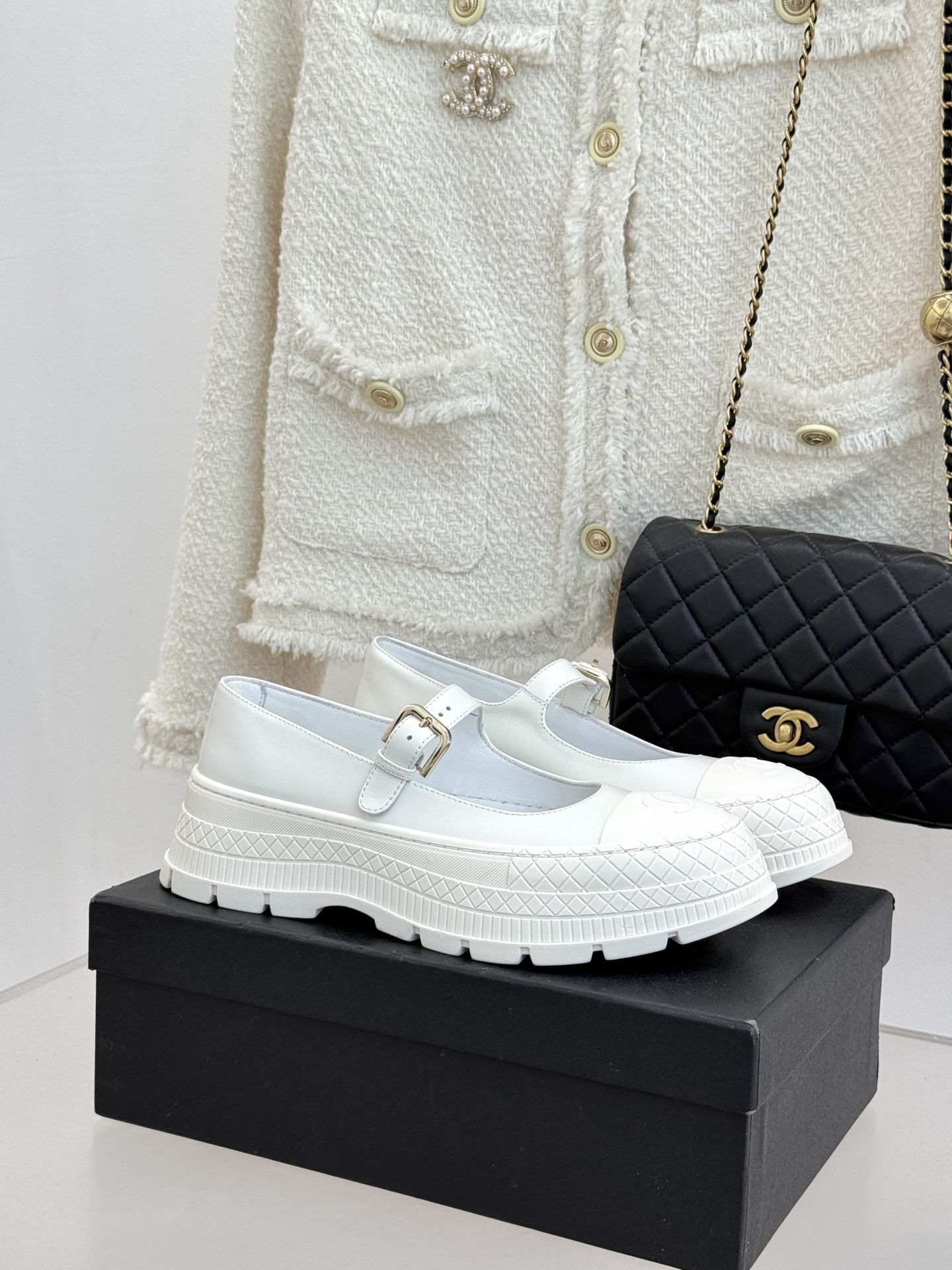 NO:751196,CHANE*｜Xiaoxiang 26P Double C Thick-soled Platform Mary Jane Shoes A subtle fusion of vintage Mary Janes and modern platform soles, reshaping a new paradigm of French elegance, with a full sense of luxury. The iconic double C embellishes the toe, and the buckle is neat and exquisite. The thick-soled design is light and stable, quietly increases height and slimming, and easily lengthens the leg line, taking into account both aura and walking comfort. The retro round toe accommodates the foot shape, and the simple lines are suitable for skirts and trousers. It can be used for commuting, dating, and leisure.  Every step is lazy and calm, with a girlish feel. Wearing French retro and modern styles casually under your feet has become a timeless and exquisite foundation in your wardrobe. The fabric is made of original customized leather. The inner toes are all sheepskin. The original molded custom anti-slip outsole size35-39 (customized 40/41) No. 85820260313, Mary Jane, Chanel, Mary Jane, skirts, sheepskin19860909CHANE*｜小香26P双C厚底松糕玛丽珍鞋 将复古玛丽珍与摩登松糕底精妙融合 重塑法式优雅新范式 高级感满满 标志性双C点缀鞋头 搭扣利落精致. 厚底设计轻盈稳脚 悄悄增高显瘦 轻松拉长腿部线条 兼顾气场与行走舒适. 复古圆头包容脚型 简约线条适配裙装裤装 通勤、约会、休闲皆可驾驭. 每一步都慵懒从容 兼具少女感 把法式复古与现代随性穿在脚下 成为衣橱里永不过时的精致底气. 面料采用原版定制皮料 内里踮脚均为羊皮 原版开模定制防滑大底 size35-39（40/41定制） 编号85820260313,玛丽珍,chanel,mary jane,skirts,sheepskin,Women's Shoes