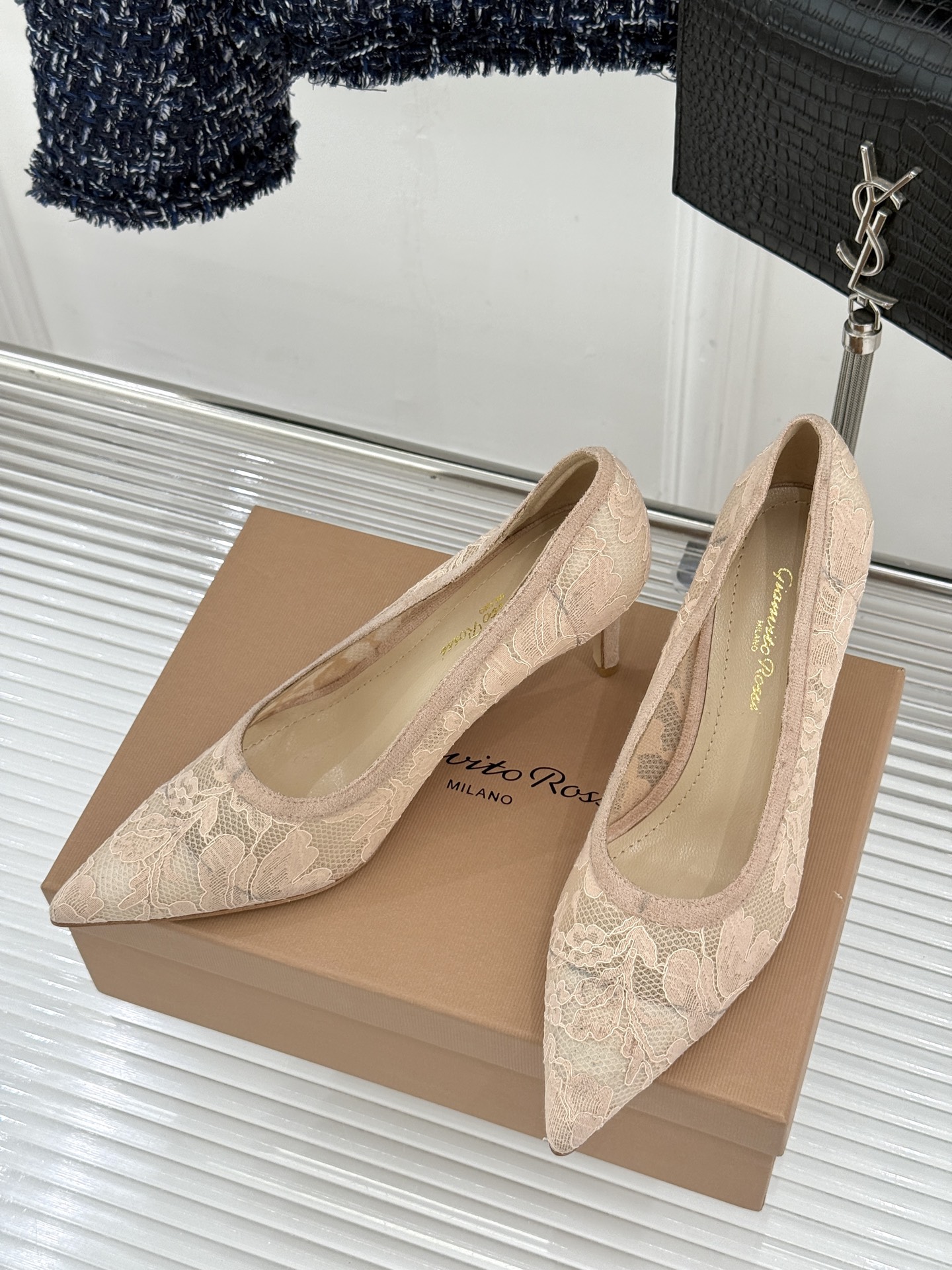 Gianvito Rossi26WF新品蕾丝尖头单鞋将浪漫蕾丝与利落尖头相融打造兼具优雅与气场的经典单鞋