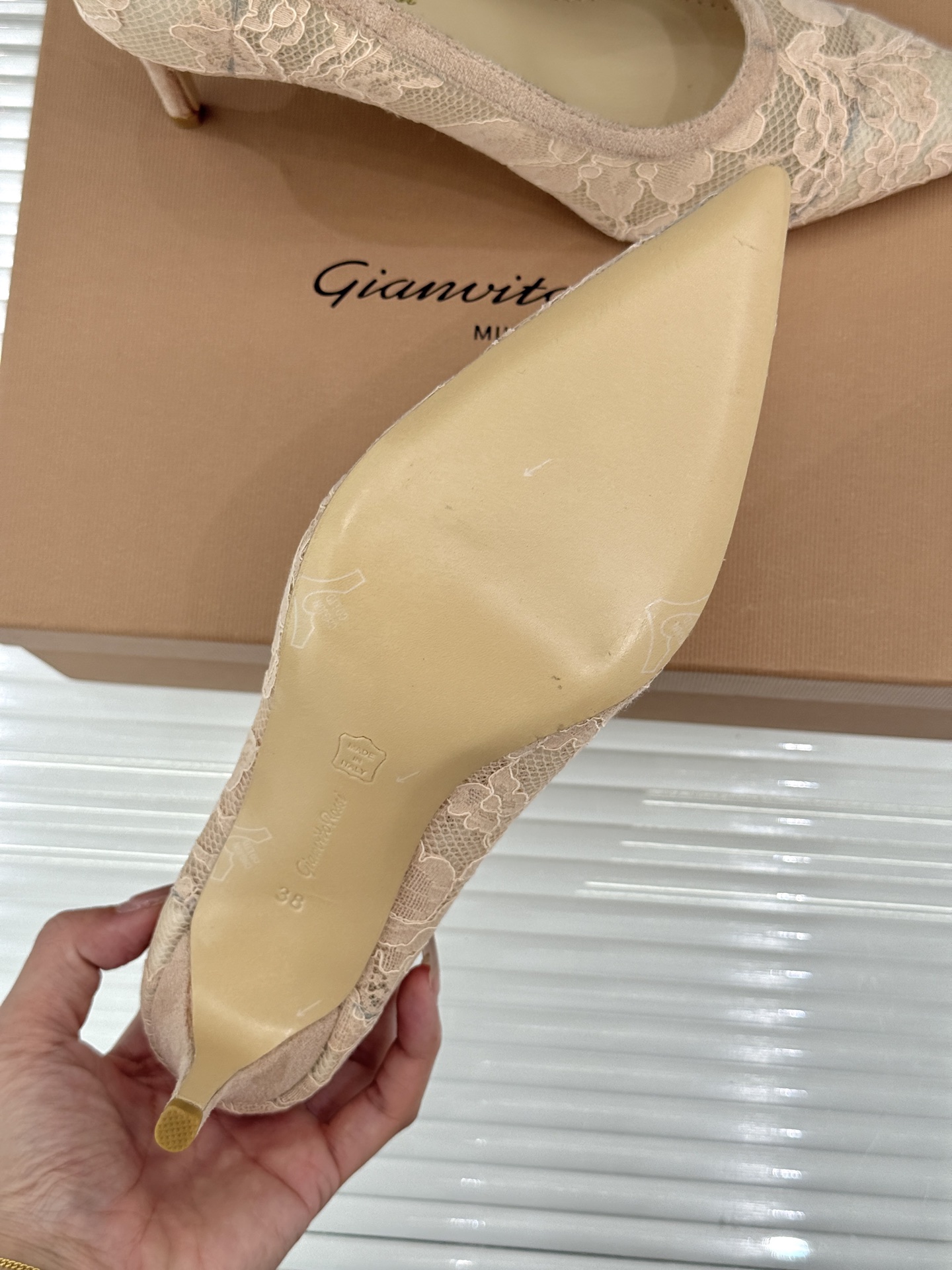 Gianvito Rossi26WF新品蕾丝尖头单鞋将浪漫蕾丝与利落尖头相融打造兼具优雅与气场的经典单鞋