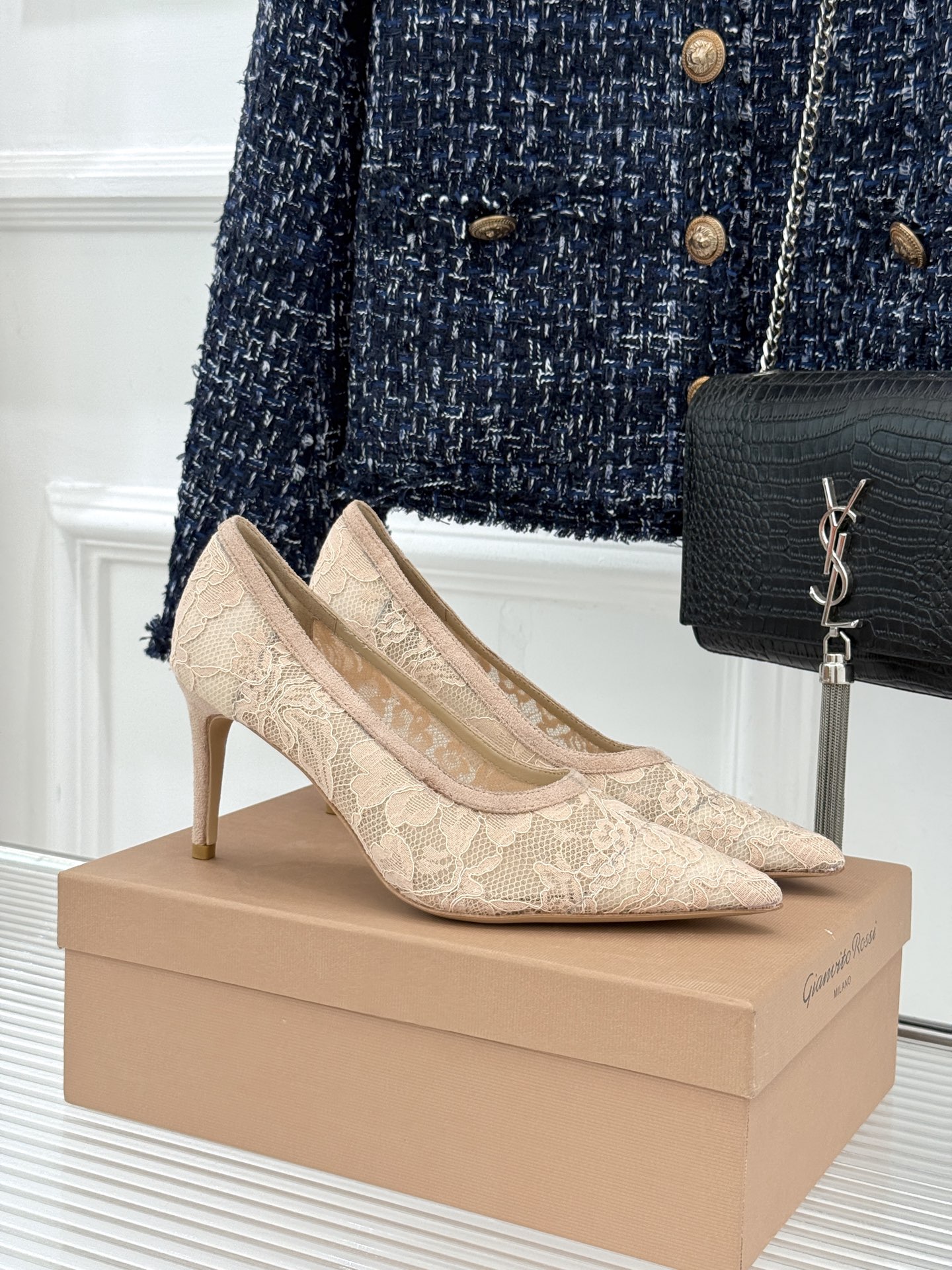 Gianvito Rossi26WF新品蕾丝尖头单鞋将浪漫蕾丝与利落尖头相融打造兼具优雅与气场的经典单鞋