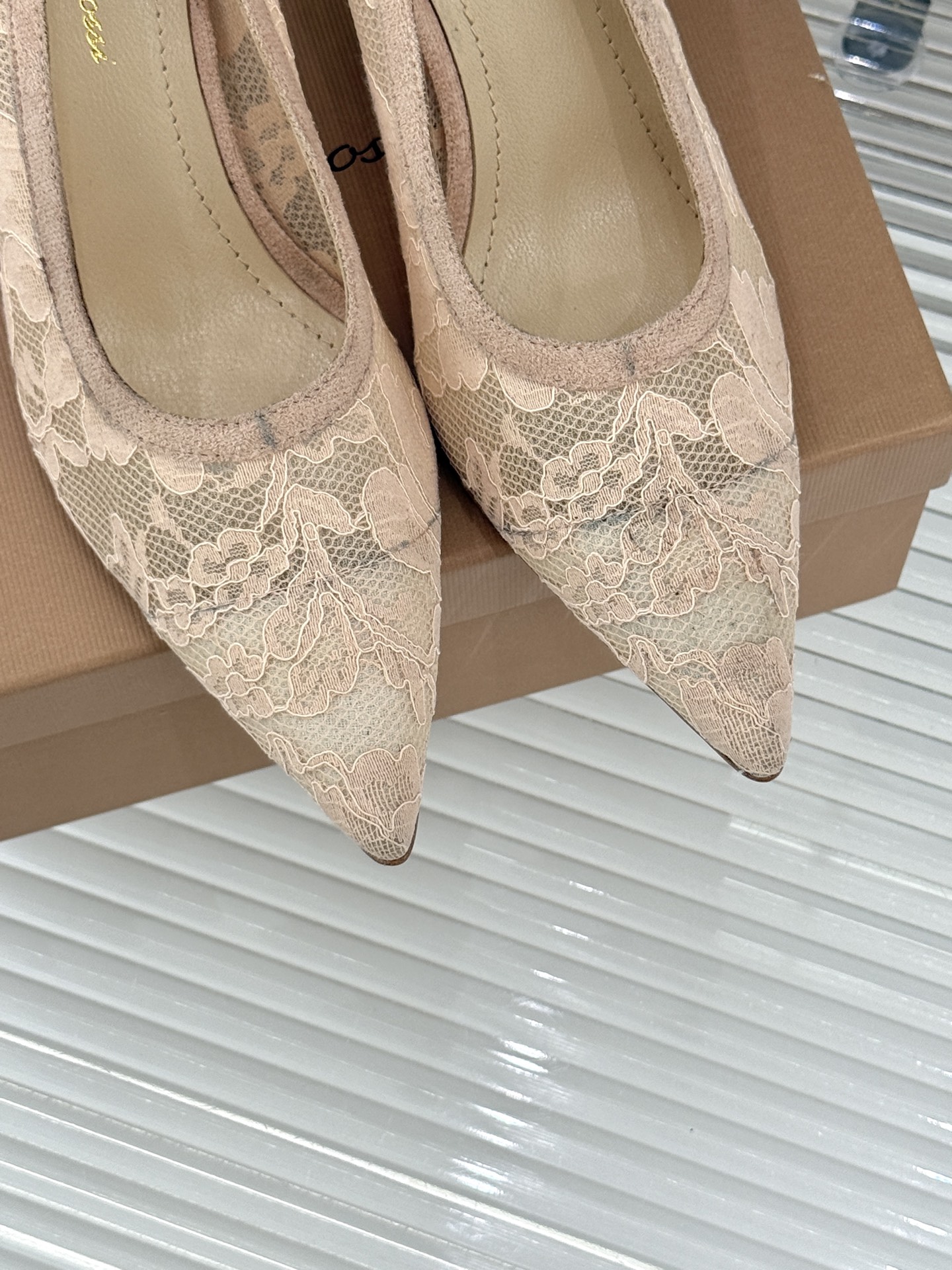 Gianvito Rossi26WF新品蕾丝尖头单鞋将浪漫蕾丝与利落尖头相融打造兼具优雅与气场的经典单鞋