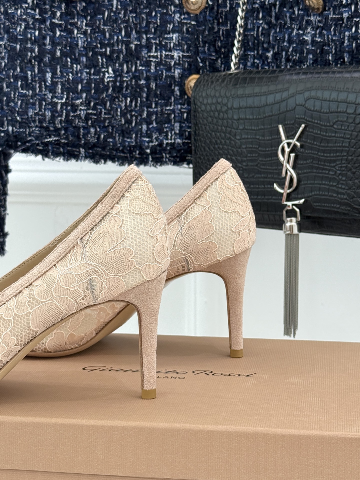 Gianvito Rossi26WF新品蕾丝尖头单鞋将浪漫蕾丝与利落尖头相融打造兼具优雅与气场的经典单鞋