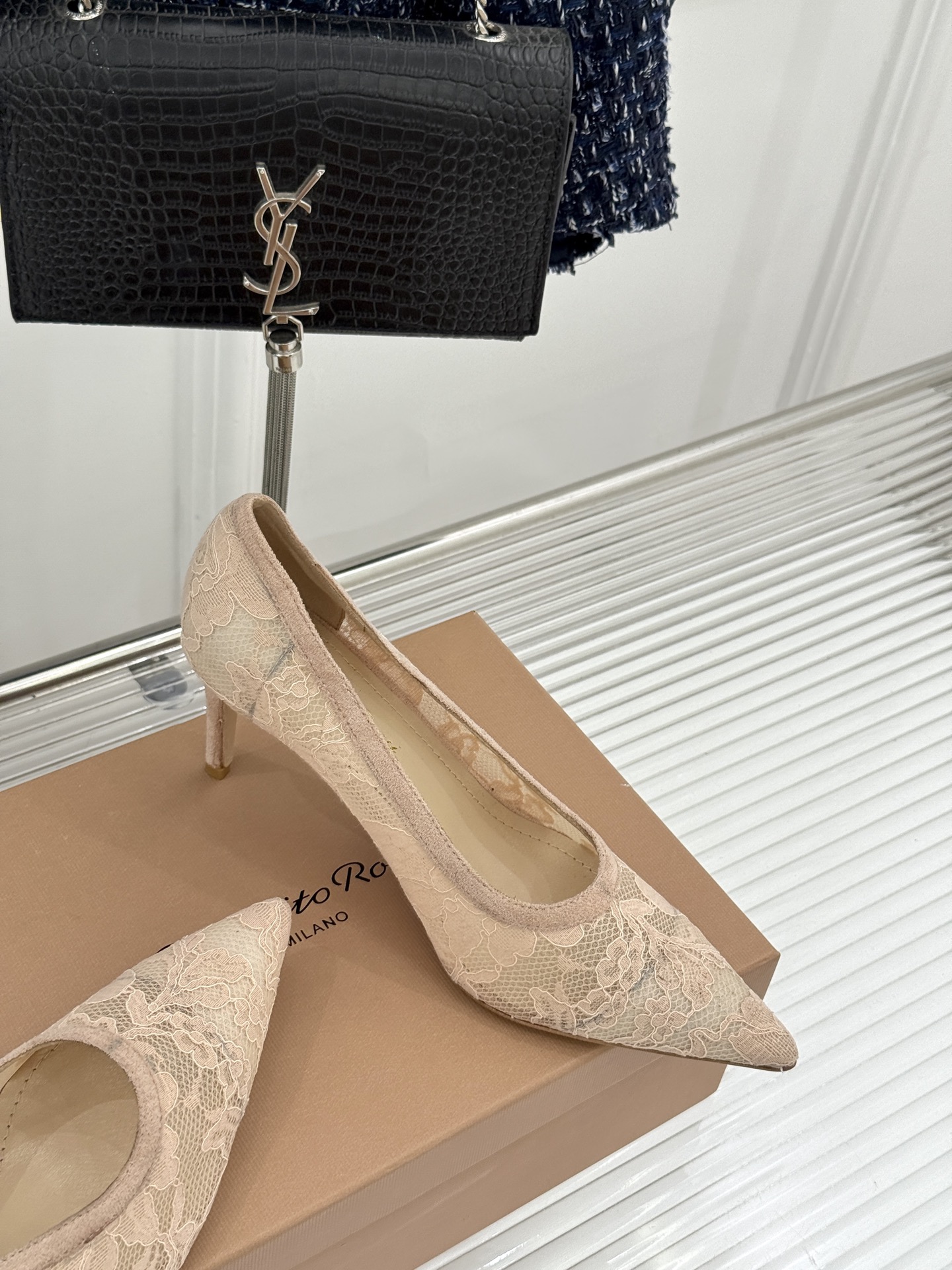 Gianvito Rossi26WF新品蕾丝尖头单鞋将浪漫蕾丝与利落尖头相融打造兼具优雅与气场的经典单鞋