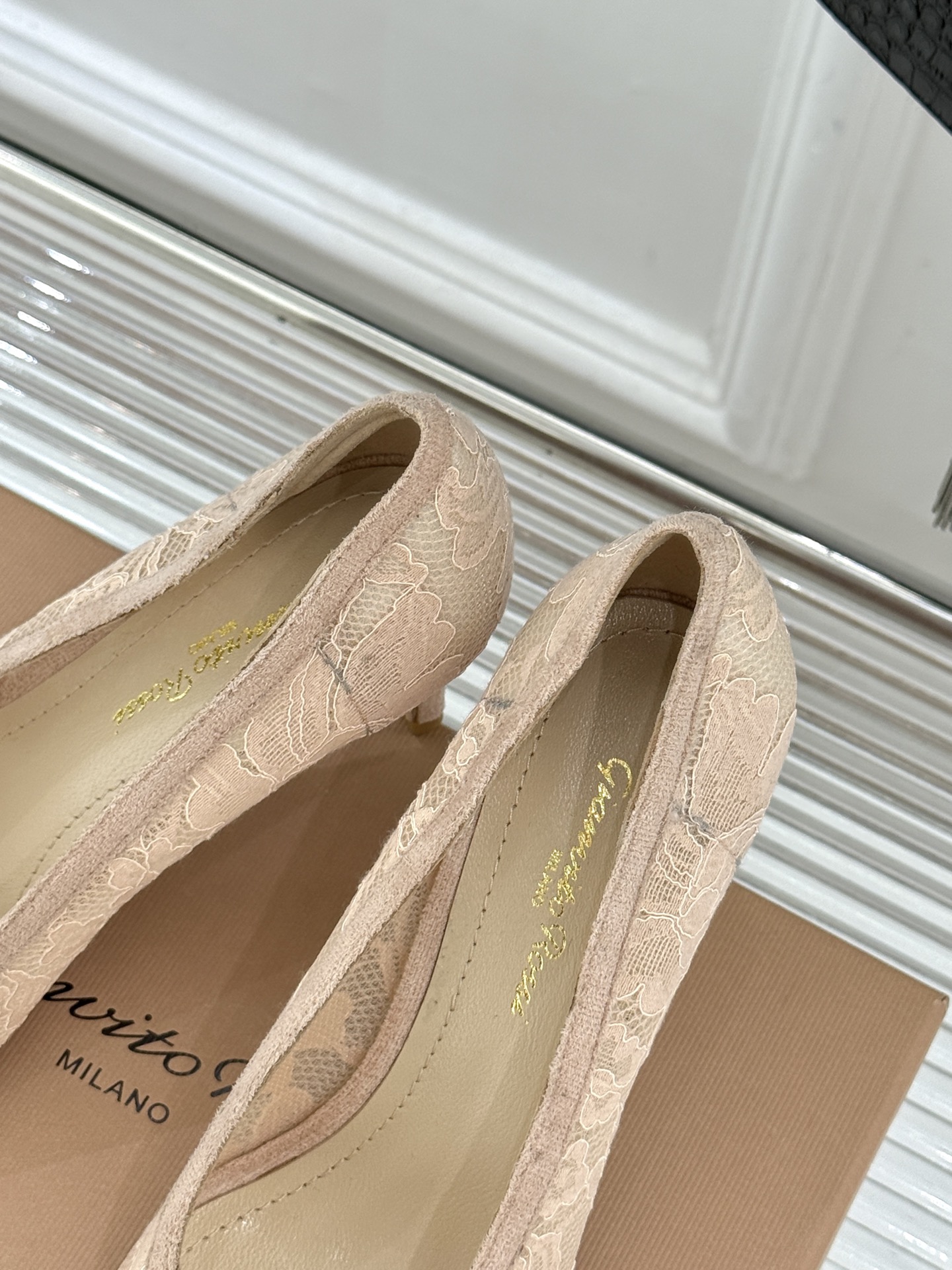 Gianvito Rossi26WF新品蕾丝尖头单鞋将浪漫蕾丝与利落尖头相融打造兼具优雅与气场的经典单鞋