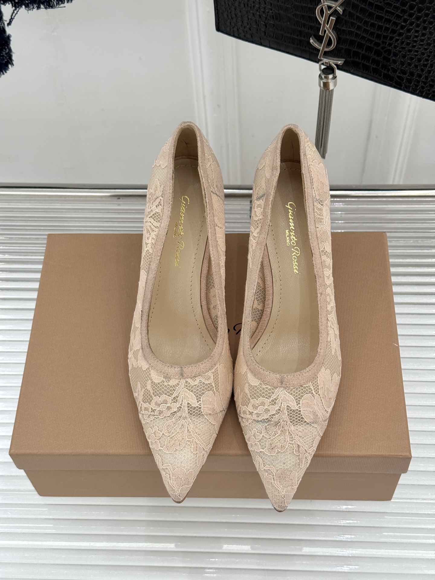 Gianvito Rossi26WF新品蕾丝尖头单鞋将浪漫蕾丝与利落尖头相融打造兼具优雅与气场的经典单鞋