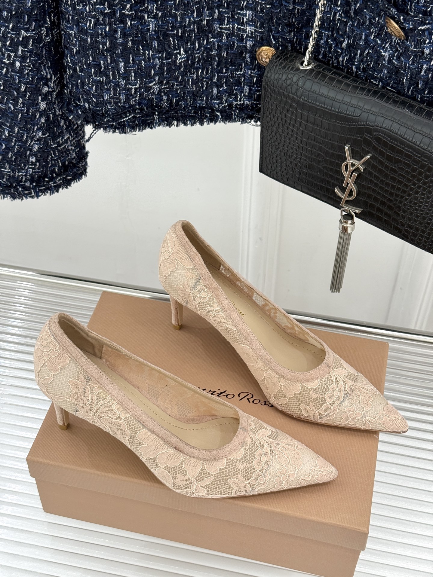 Gianvito Rossi26WF新品蕾丝尖头单鞋将浪漫蕾丝与利落尖头相融打造兼具优雅与气场的经典单鞋