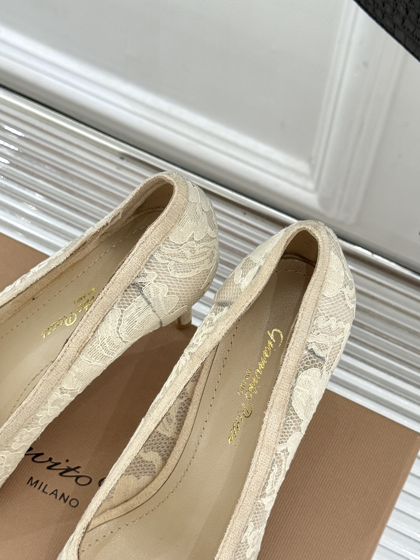 Gianvito Rossi26WF新品蕾丝尖头单鞋将浪漫蕾丝与利落尖头相融打造兼具优雅与气场的经典单鞋