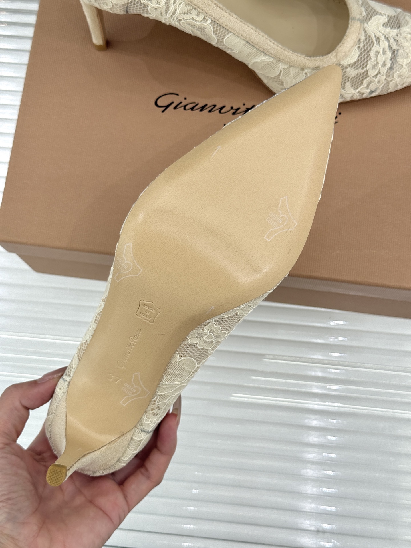 Gianvito Rossi26WF新品蕾丝尖头单鞋将浪漫蕾丝与利落尖头相融打造兼具优雅与气场的经典单鞋